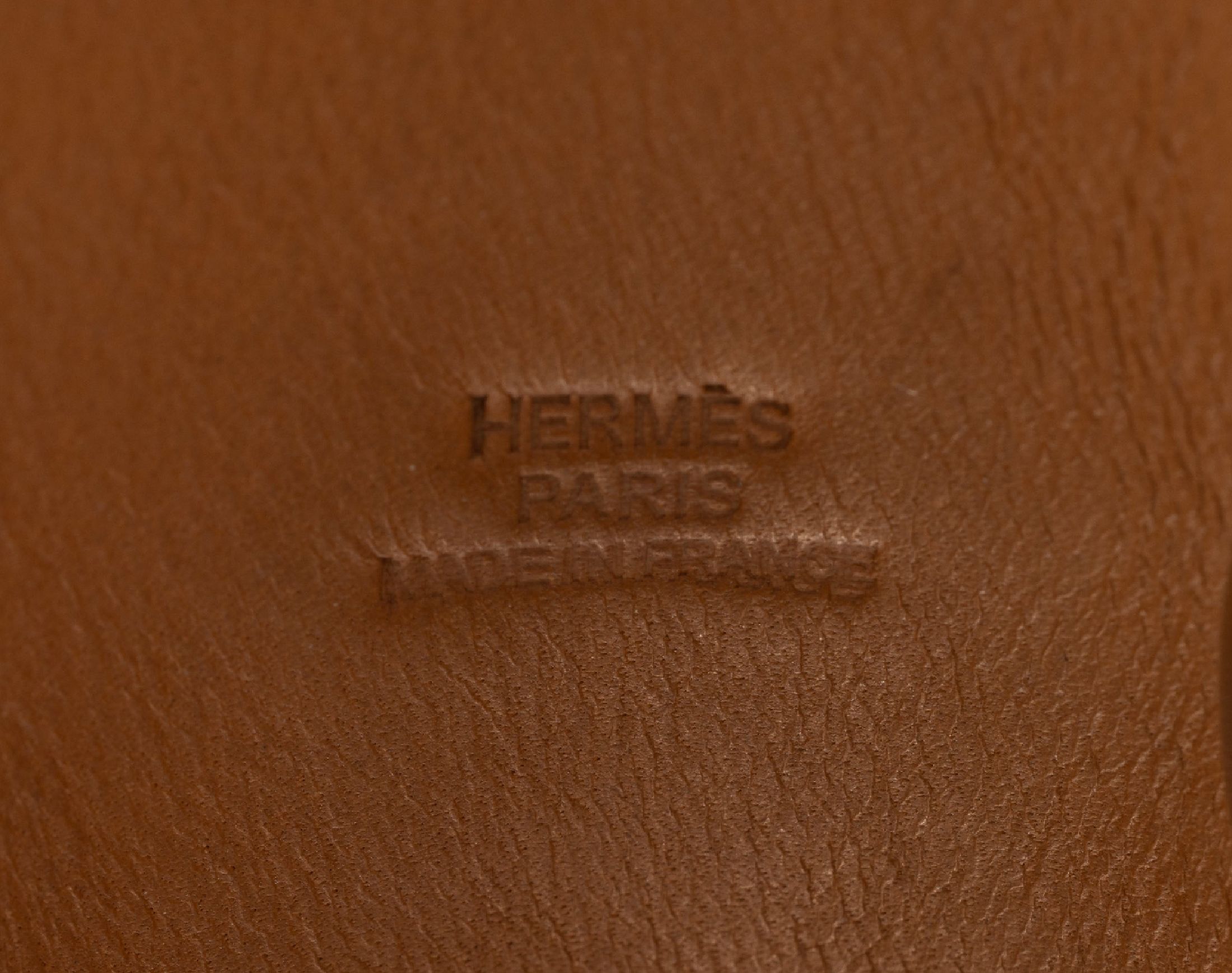 Detail a: HERMES Lederarmreif, dunkelbraunes Leder mit 3 Chromringen, Rand mit leichtem Wellendekor, Durchm. ca. 6.5 cm, B. ca. 5.8 cm, HERMES Paris, Made in ...