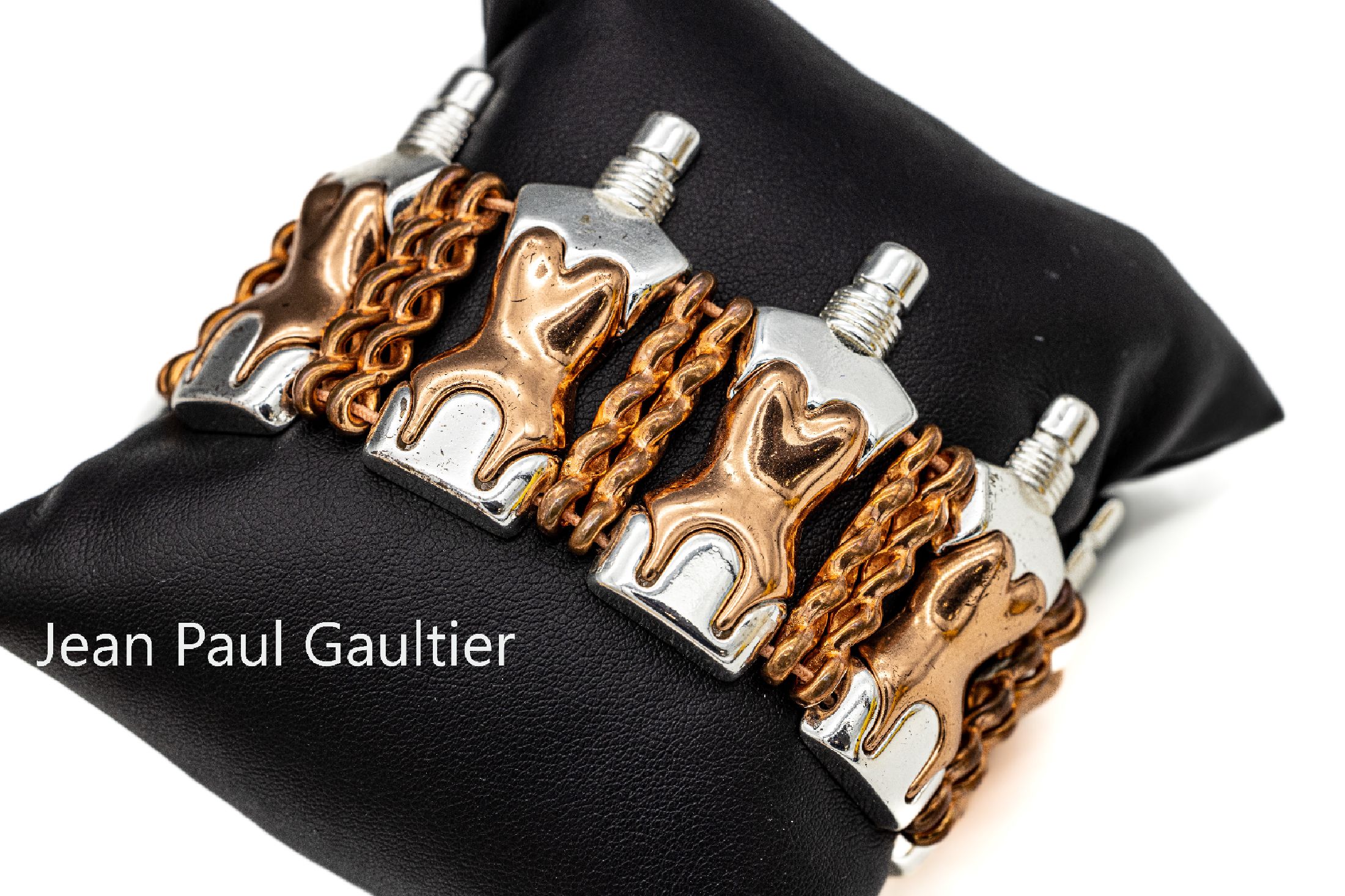 Armband Jean Paul Gaultier, Metall teilw. versilbert, teilw. kupferfarb., Glieder in Form von Parfumflakons, kupferfarbene Korsetts, rosafarb. ...