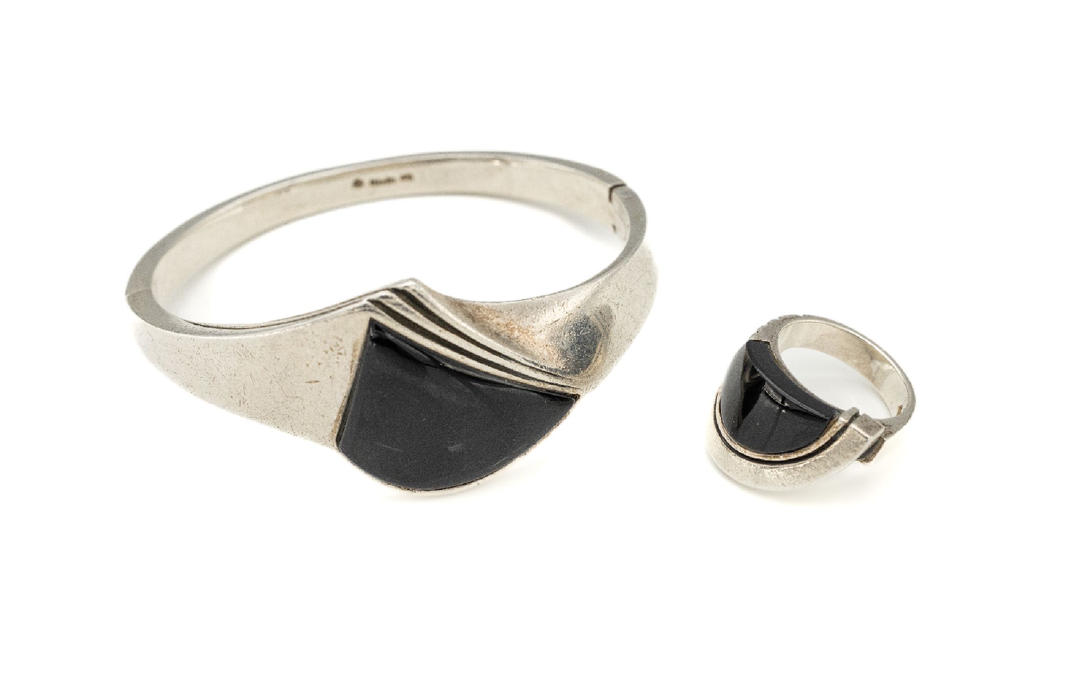 Designerschmuckset, deutsch 1960er Jahre, sign. KLEIN, 925er Silber mit Onyxeinlage, best. aus: Armreif ca. 6 x 5.5 cm, Scharnier und Ring RW 54/55