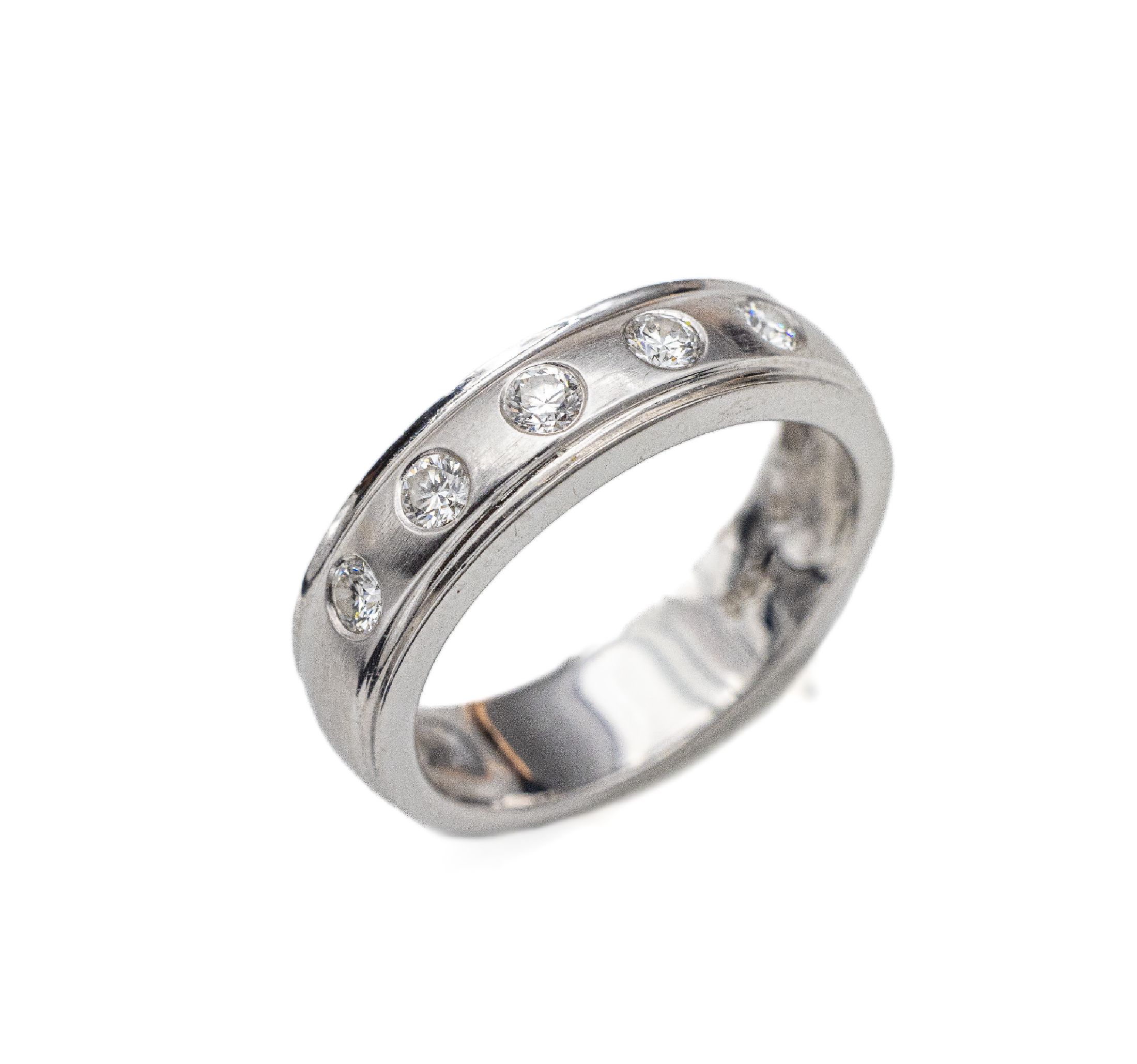 18 kt Gold Brillant-Ring, WG 750/000, schlichte Gestaltung, 5 Brillanten zus. ca. 0.35 ct feines Weiß/vs, RW 57, ca. 7.0 g