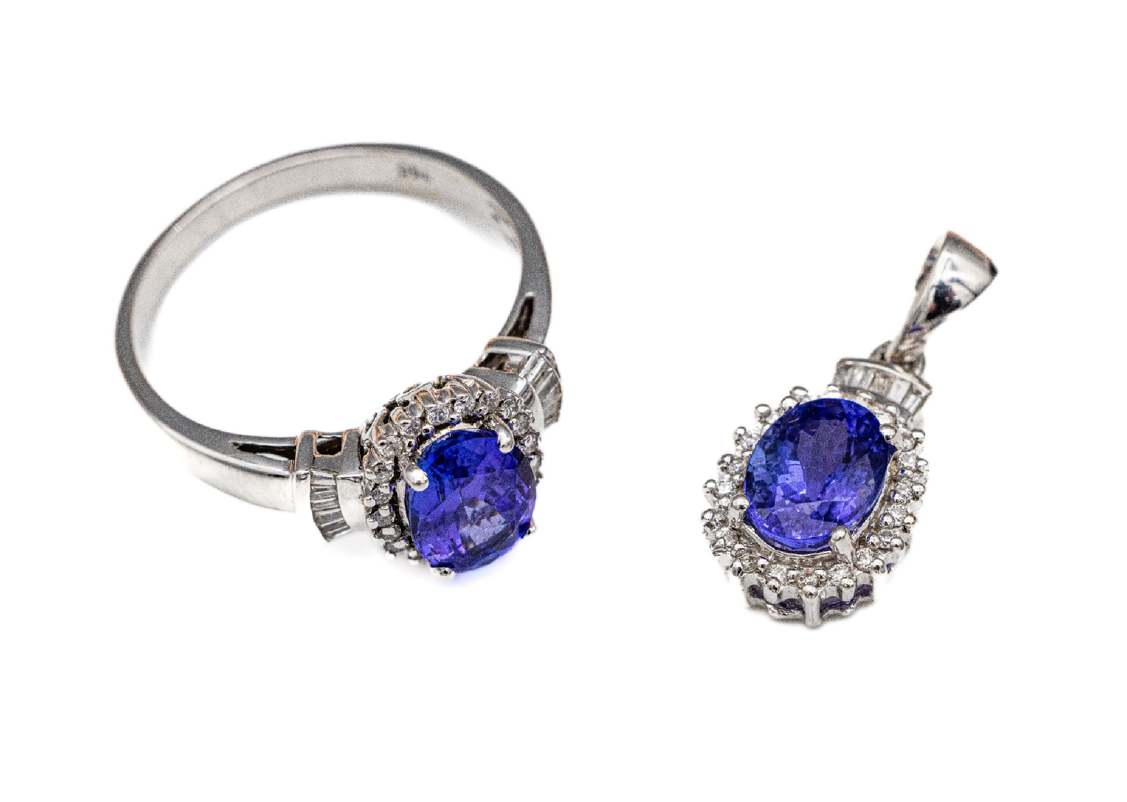 18 kt Gold Diamant-Tansanit-Schmuckset, WG 750/000, best. aus Ring, RW 57, und 1 Anhänger, 2 ovalfacett. Tansanite zus. ca. 2.30 ct, 40 Brillanten ...