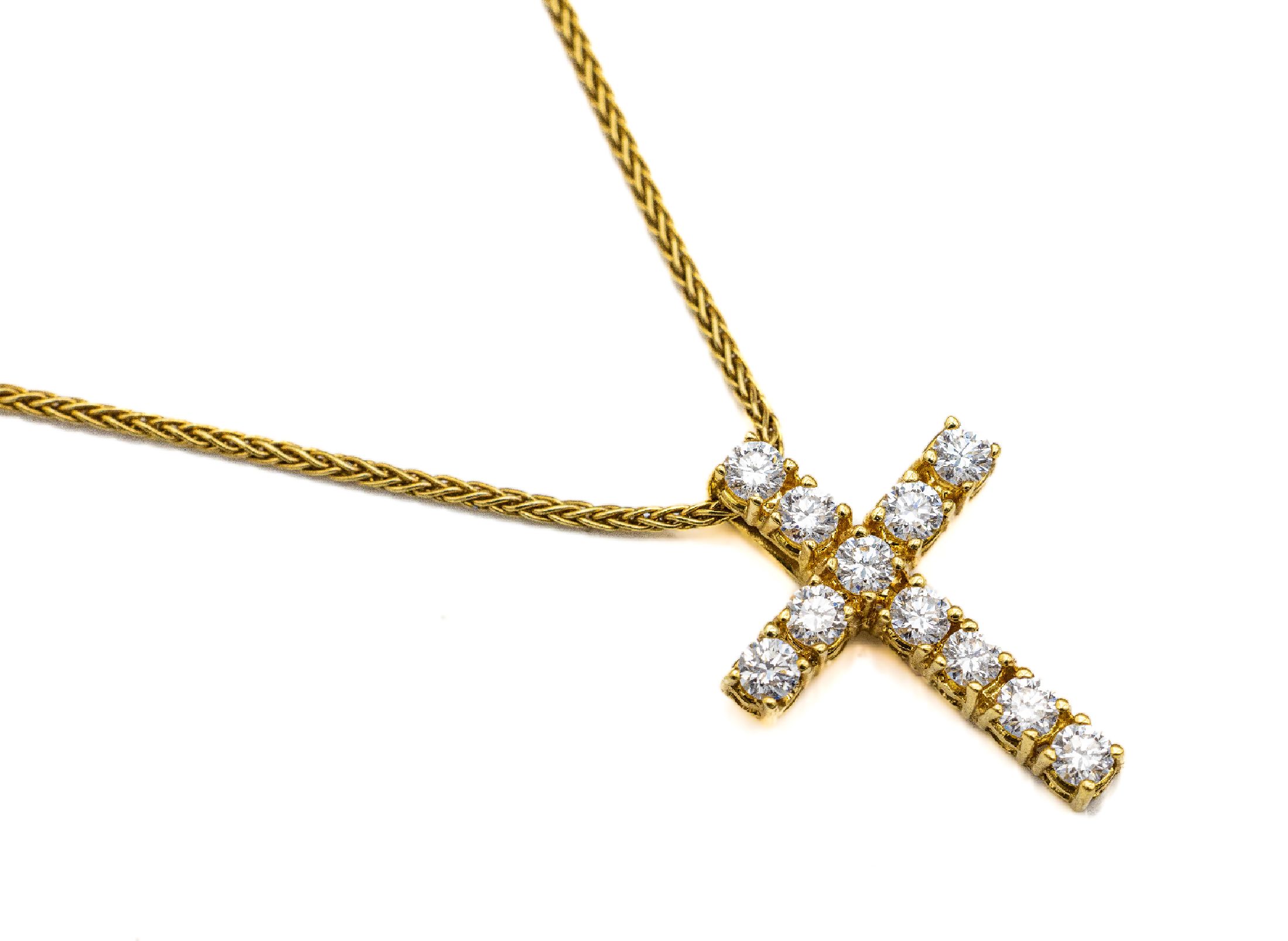 18 kt Gold Brillant-Kreuzanhänger, GG 750/000, 11 Brillanten zus. ca. 0.55 ct feinesWeiß/vs-si, ca. 2 x 1.4 cm, an Kette, GG 750/000, L. ca. 45 ...