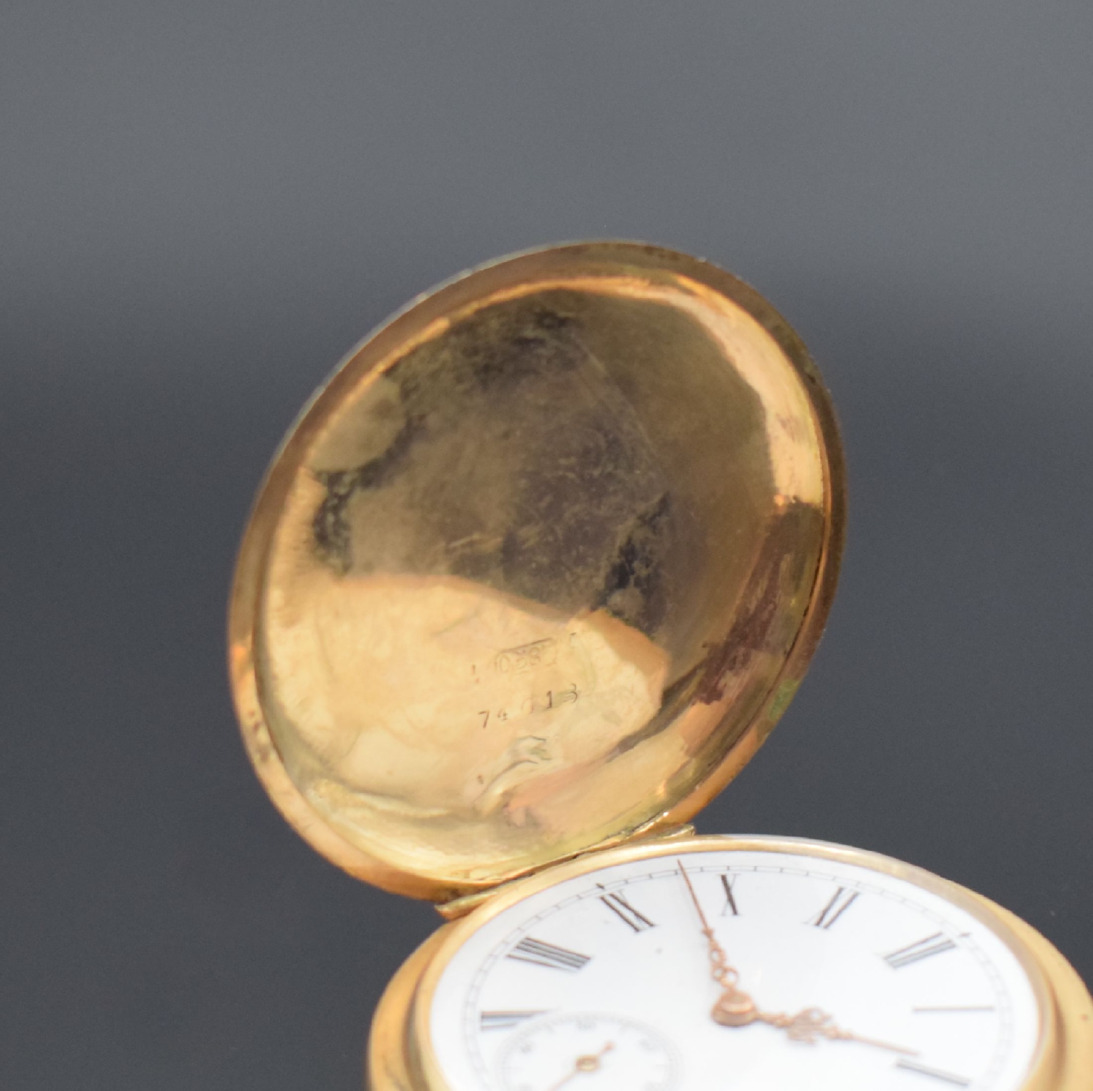 Detail a: Savonette in RoseG 585/000, Schweiz um 1900, Kronenaufzug, guill. 2-Deckel Goldgeh. dell., Emailzifferbl. m. röm. Zahlen riss., Louis- Zeiger, verg. ...