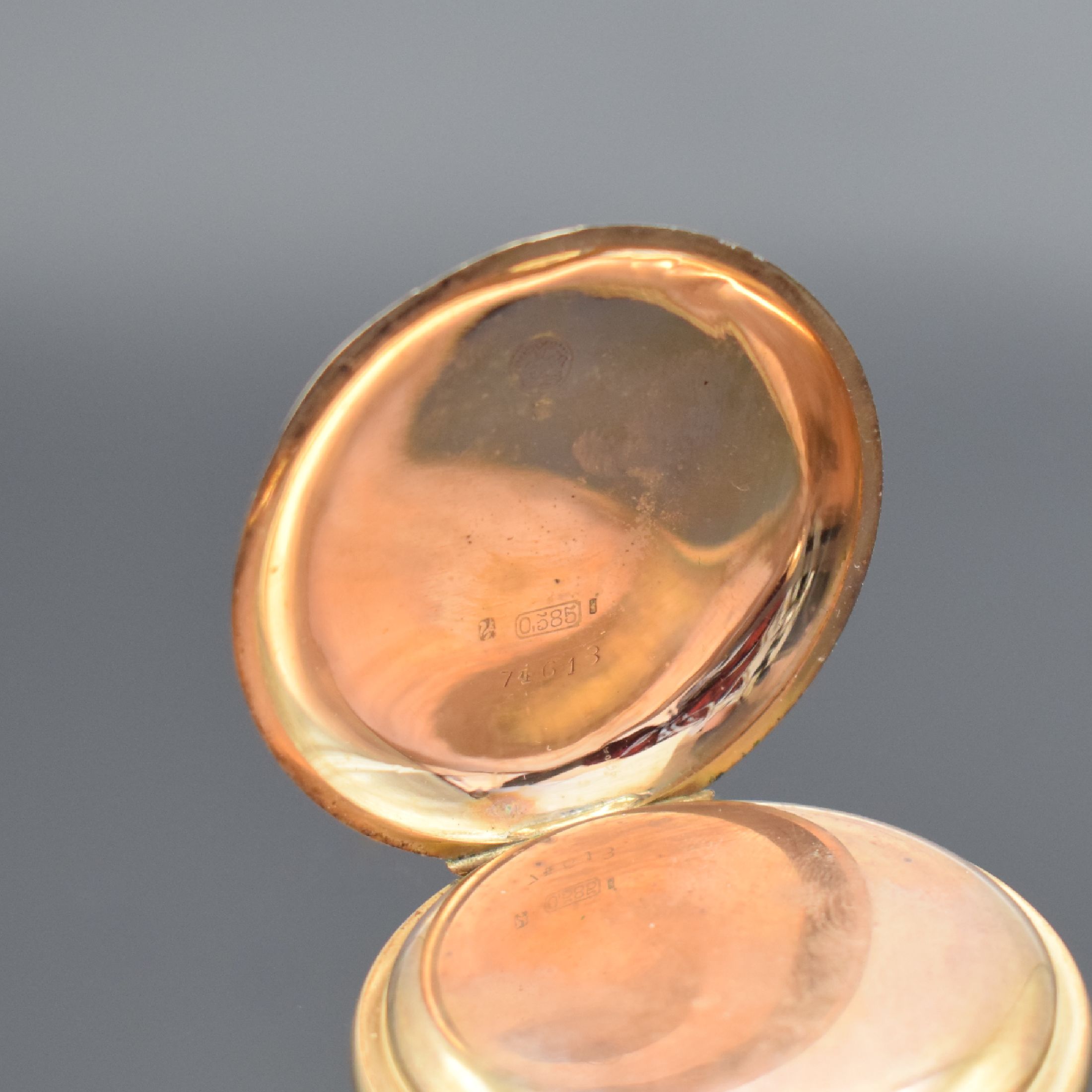 Detail d: Savonette in RoseG 585/000, Schweiz um 1900, Kronenaufzug, guill. 2-Deckel Goldgeh. dell., Emailzifferbl. m. röm. Zahlen riss., Louis- Zeiger, verg. ...