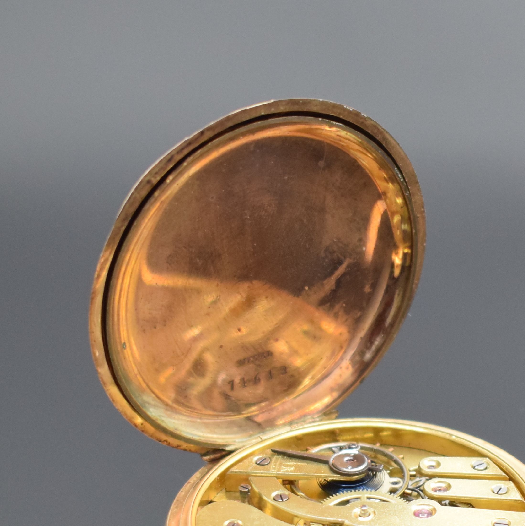 Detail f: Savonette in RoseG 585/000, Schweiz um 1900, Kronenaufzug, guill. 2-Deckel Goldgeh. dell., Emailzifferbl. m. röm. Zahlen riss., Louis- Zeiger, verg. ...