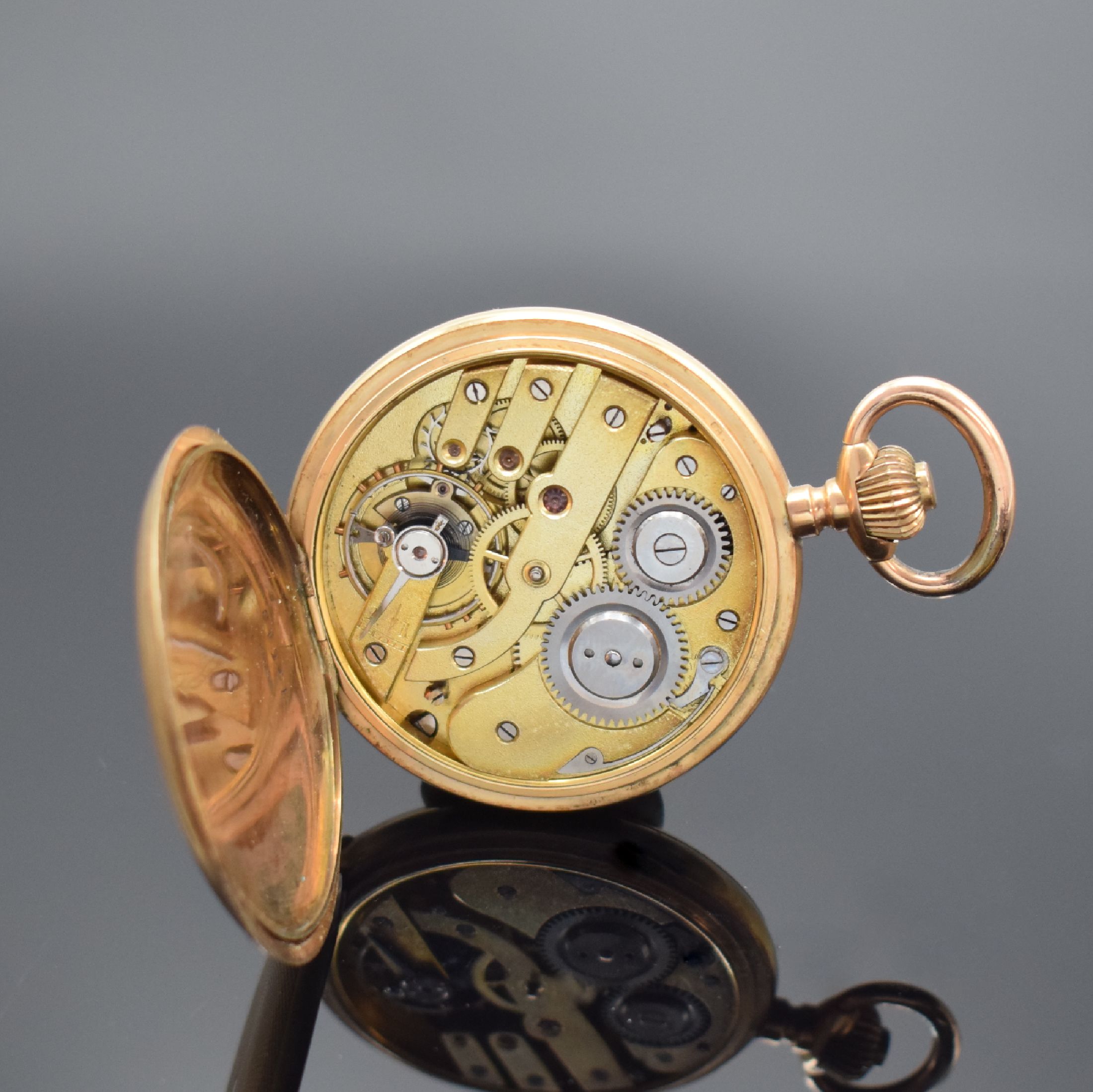 Detail g: Savonette in RoseG 585/000, Schweiz um 1900, Kronenaufzug, guill. 2-Deckel Goldgeh. dell., Emailzifferbl. m. röm. Zahlen riss., Louis- Zeiger, verg. ...