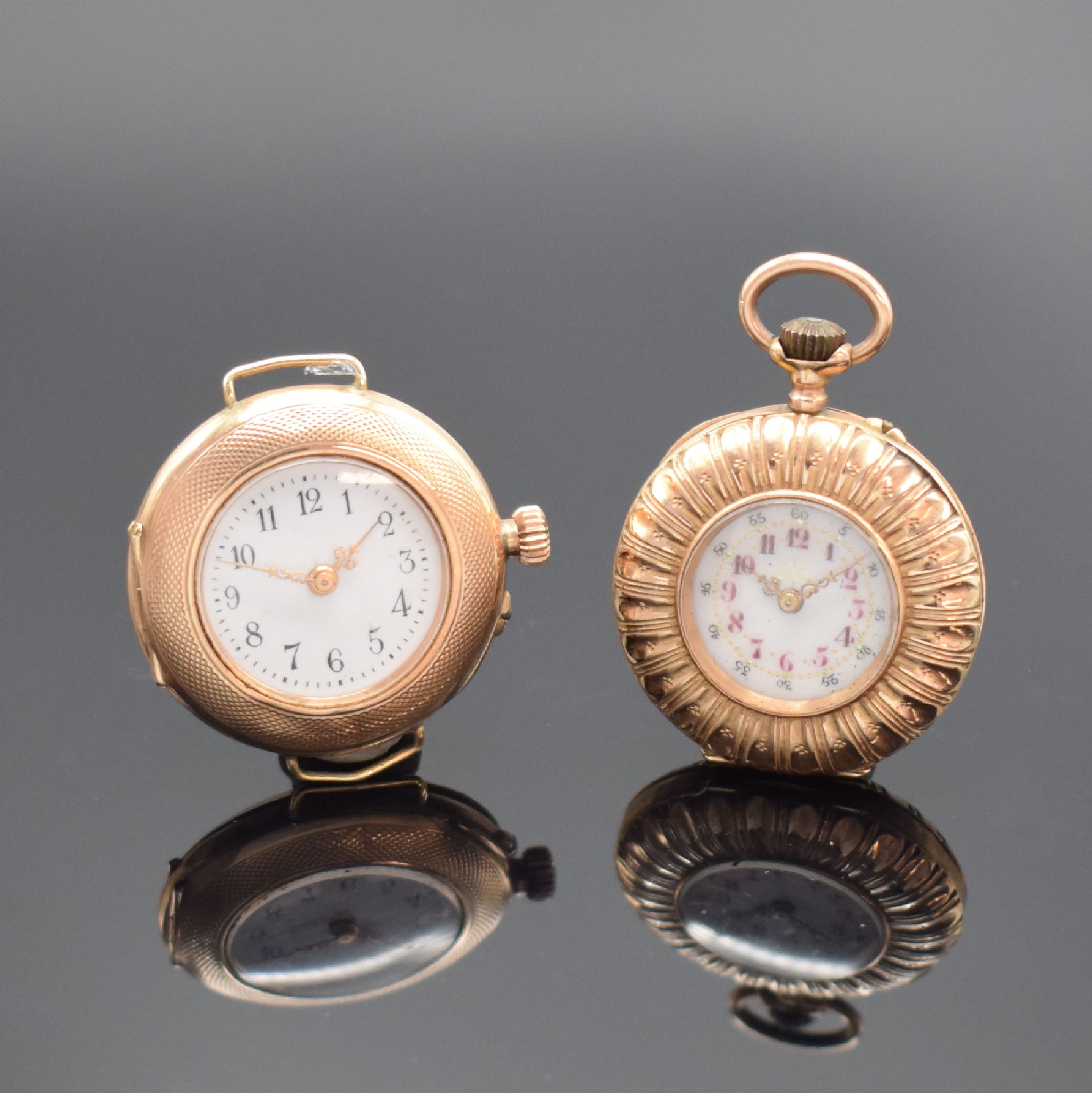2 Damentaschenuhren in RG 585/000, Schweiz um 1900, 1x Umbau zur Armbanduhr später, Handaufzug, beide m. Emailzifferbl. u. Zylinderhemmung, arab. ...