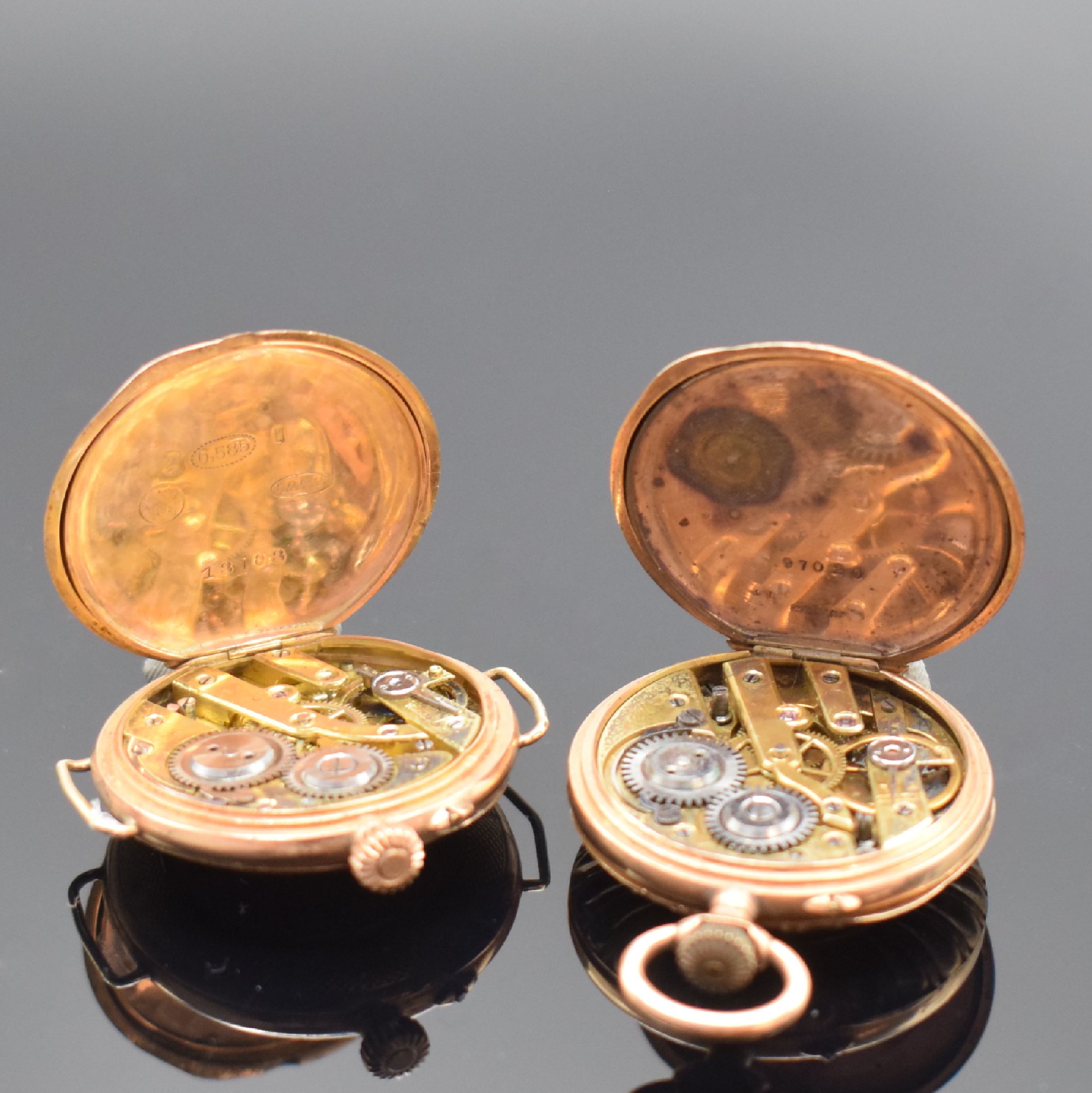 Detail d: 2 Damentaschenuhren in RG 585/000, Schweiz um 1900, 1x Umbau zur Armbanduhr später, Handaufzug, beide m. Emailzifferbl. u. Zylinderhemmung, arab. ...