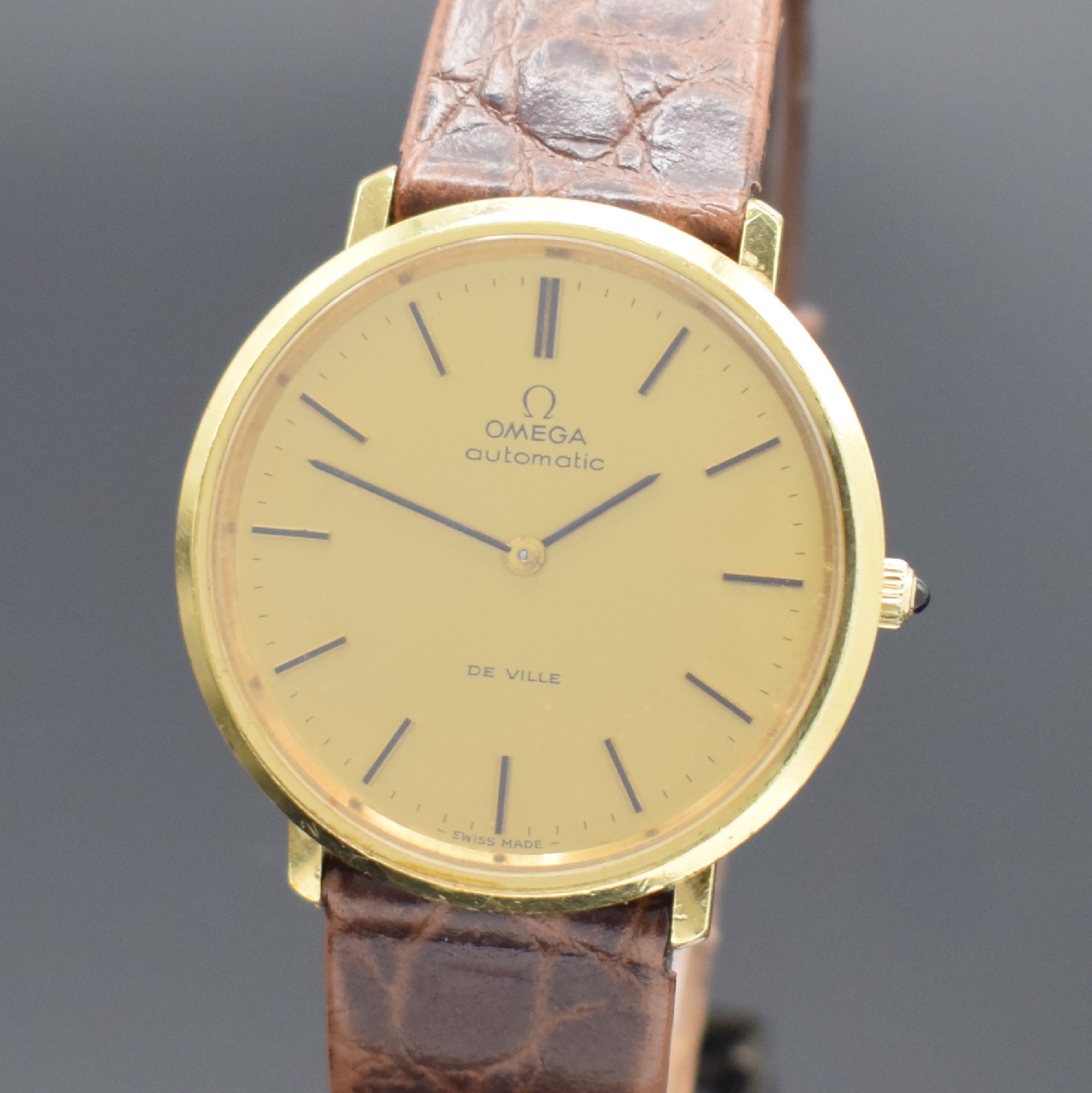 Detail a: OMEGA De Ville Armbanduhr an Referenz 151.0039, Automatik, Schweiz um 1973, verg. Geh., Edelstahlboden aufgedr., Schmuckkrone, gold. Zifferbl. m. ...