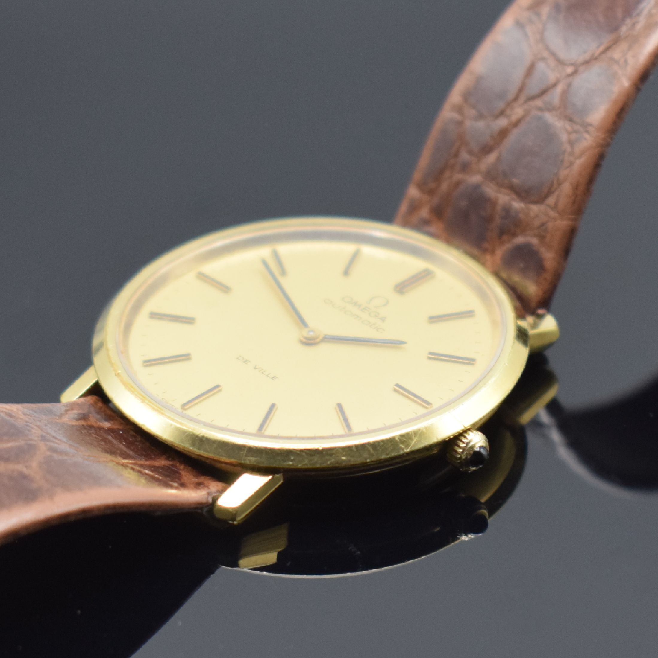 Detail b: OMEGA De Ville Armbanduhr an Referenz 151.0039, Automatik, Schweiz um 1973, verg. Geh., Edelstahlboden aufgedr., Schmuckkrone, gold. Zifferbl. m. ...