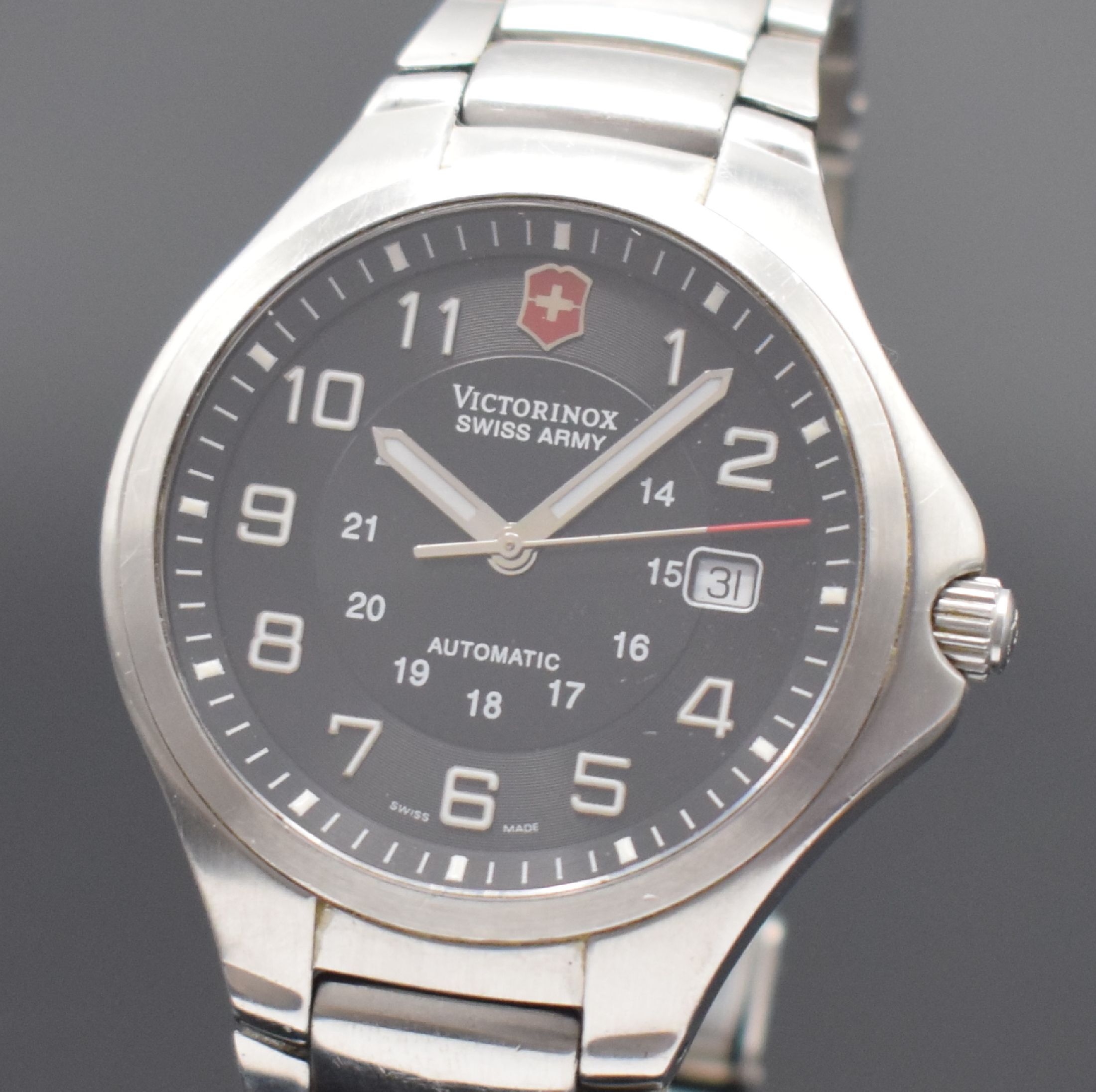 Detail a: VICTORINOX Herrenarmbanduhr in Edelstahl, Schweiz um 2006, Automatik, beids. vergl. Geh., Gliederband m. Faltschl., graues Zifferbl. m. arab. Zahlen, ...