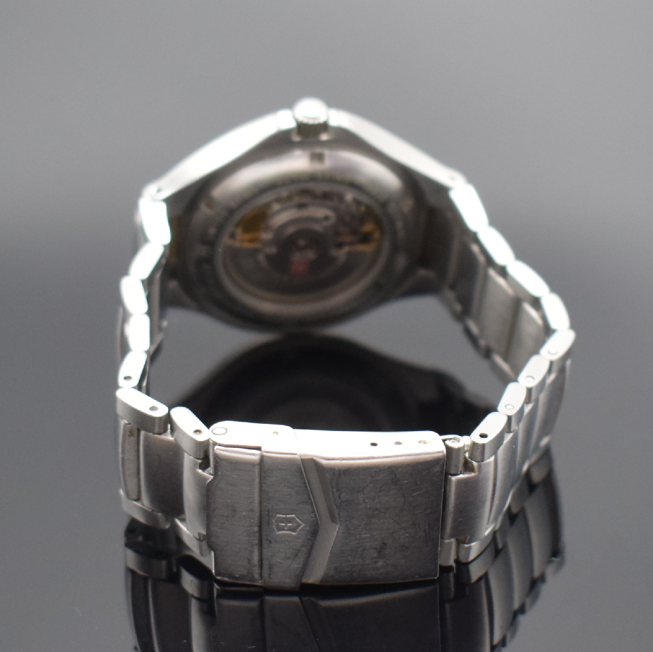 Detail b: VICTORINOX Herrenarmbanduhr in Edelstahl, Schweiz um 2006, Automatik, beids. vergl. Geh., Gliederband m. Faltschl., graues Zifferbl. m. arab. Zahlen, ...