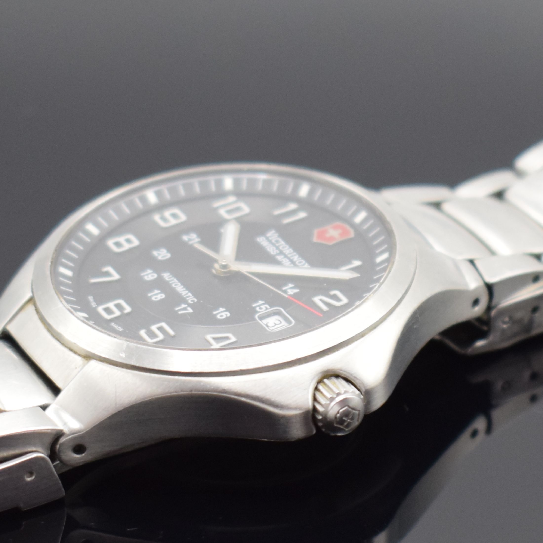 Detail c: VICTORINOX Herrenarmbanduhr in Edelstahl, Schweiz um 2006, Automatik, beids. vergl. Geh., Gliederband m. Faltschl., graues Zifferbl. m. arab. Zahlen, ...