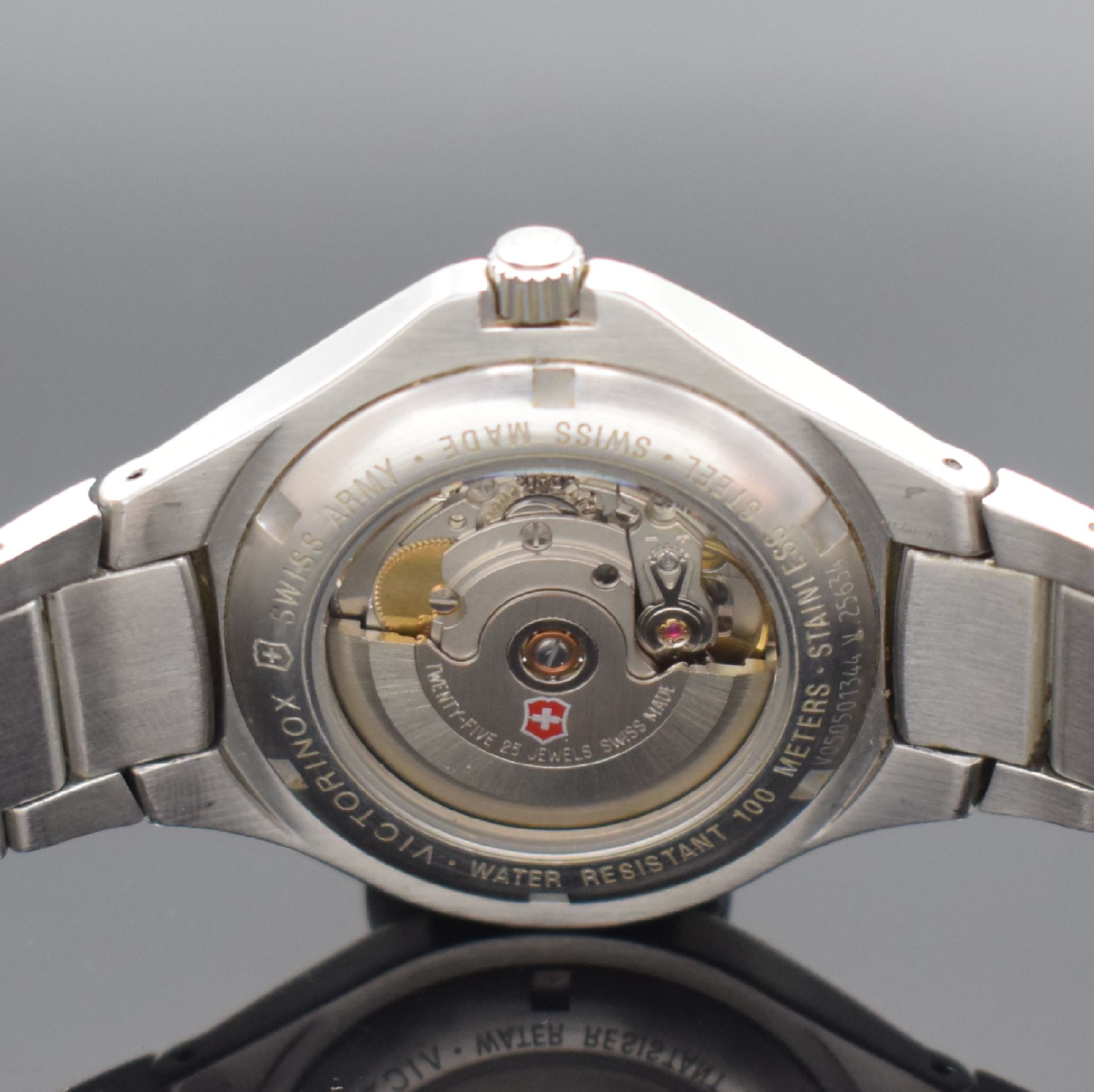 Detail d: VICTORINOX Herrenarmbanduhr in Edelstahl, Schweiz um 2006, Automatik, beids. vergl. Geh., Gliederband m. Faltschl., graues Zifferbl. m. arab. Zahlen, ...
