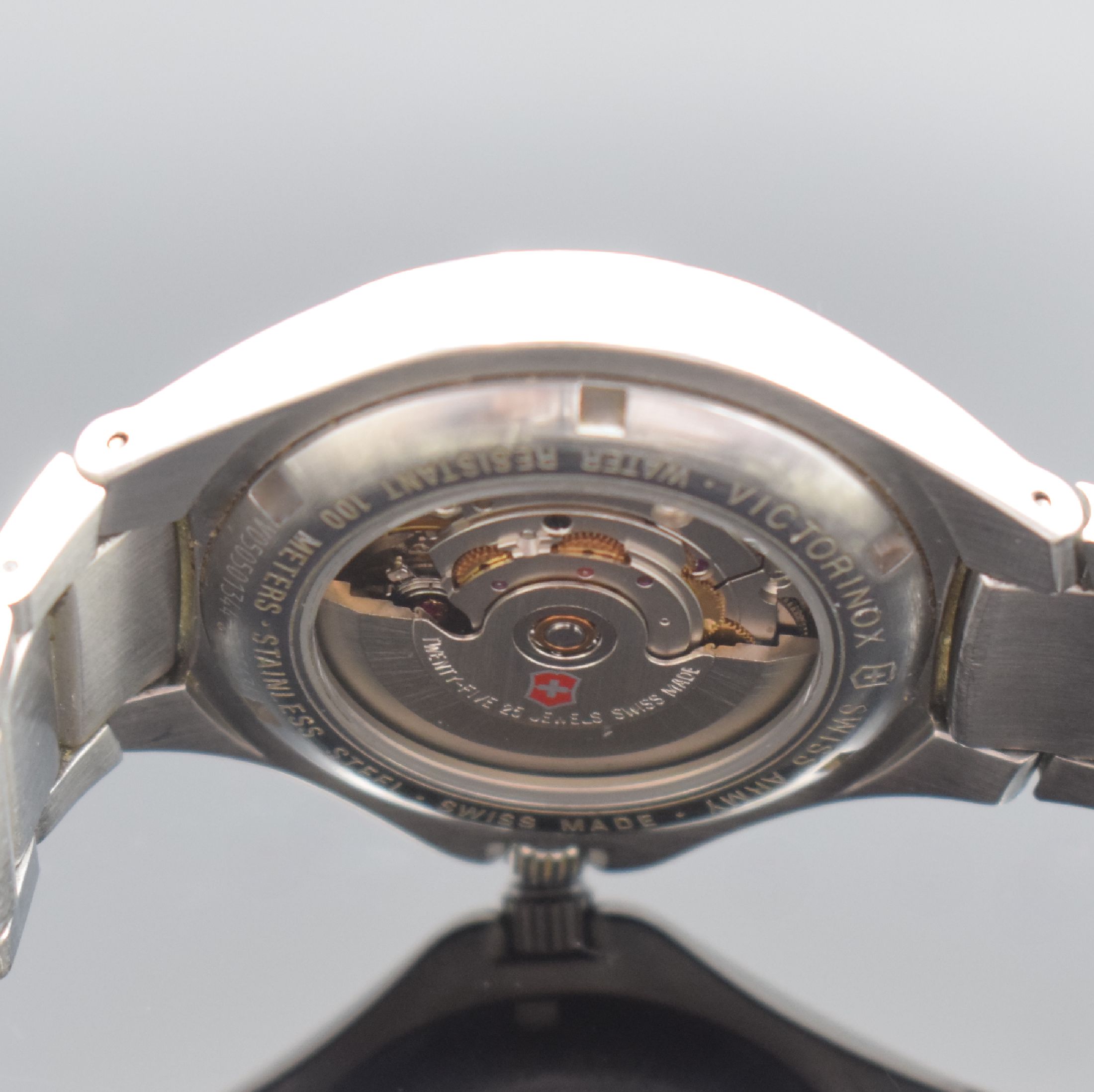 Detail e: VICTORINOX Herrenarmbanduhr in Edelstahl, Schweiz um 2006, Automatik, beids. vergl. Geh., Gliederband m. Faltschl., graues Zifferbl. m. arab. Zahlen, ...