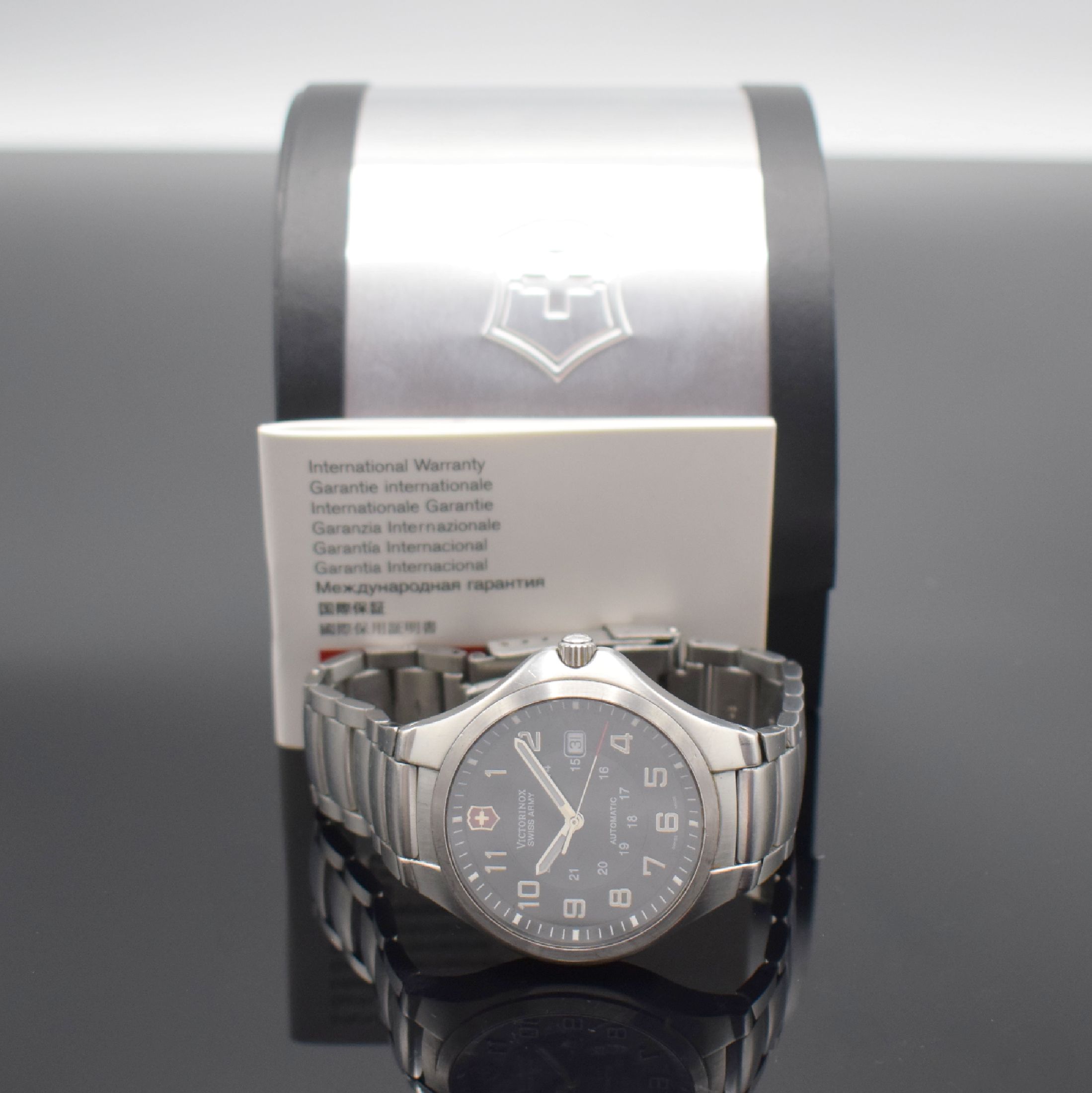 Detail f: VICTORINOX Herrenarmbanduhr in Edelstahl, Schweiz um 2006, Automatik, beids. vergl. Geh., Gliederband m. Faltschl., graues Zifferbl. m. arab. Zahlen, ...