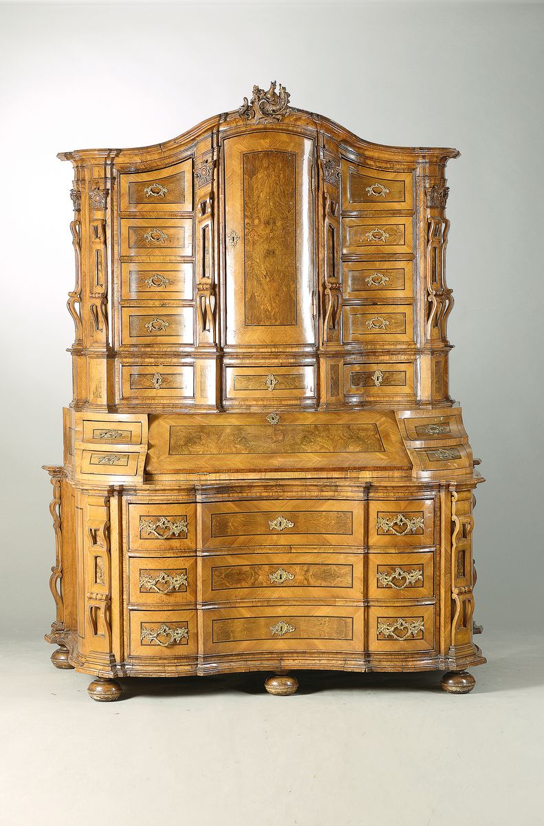 Sécretaire a trois corps/Aufsatzsekretär/ Kabinettschrank, Umkreis Mainz, um 1750, Nußbaumfurnier, Wurzelfurnier und Bandeinlagen, reich konkav- ...