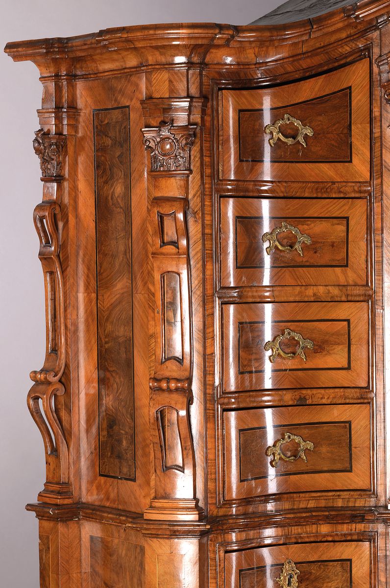 Detail a: Sécretaire a trois corps/Aufsatzsekretär/ Kabinettschrank, Umkreis Mainz, um 1750, Nußbaumfurnier, Wurzelfurnier und Bandeinlagen, reich konkav- ...