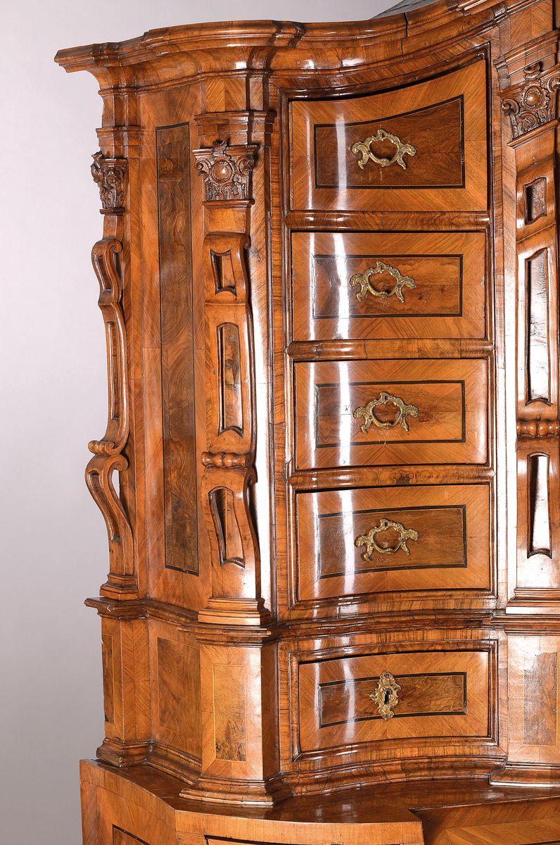 Detail b: Sécretaire a trois corps/Aufsatzsekretär/ Kabinettschrank, Umkreis Mainz, um 1750, Nußbaumfurnier, Wurzelfurnier und Bandeinlagen, reich konkav- ...