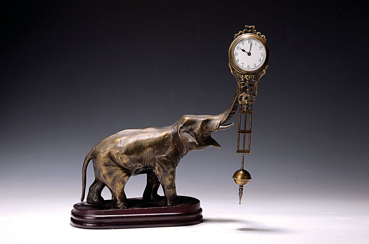 Tischuhr Mysterieuse, nach altem Vorbild, um 1960/70, fernöstliche Fertigung, vollplastischer Elefant auf Holzsockel, schwingender Pendel mit ...
