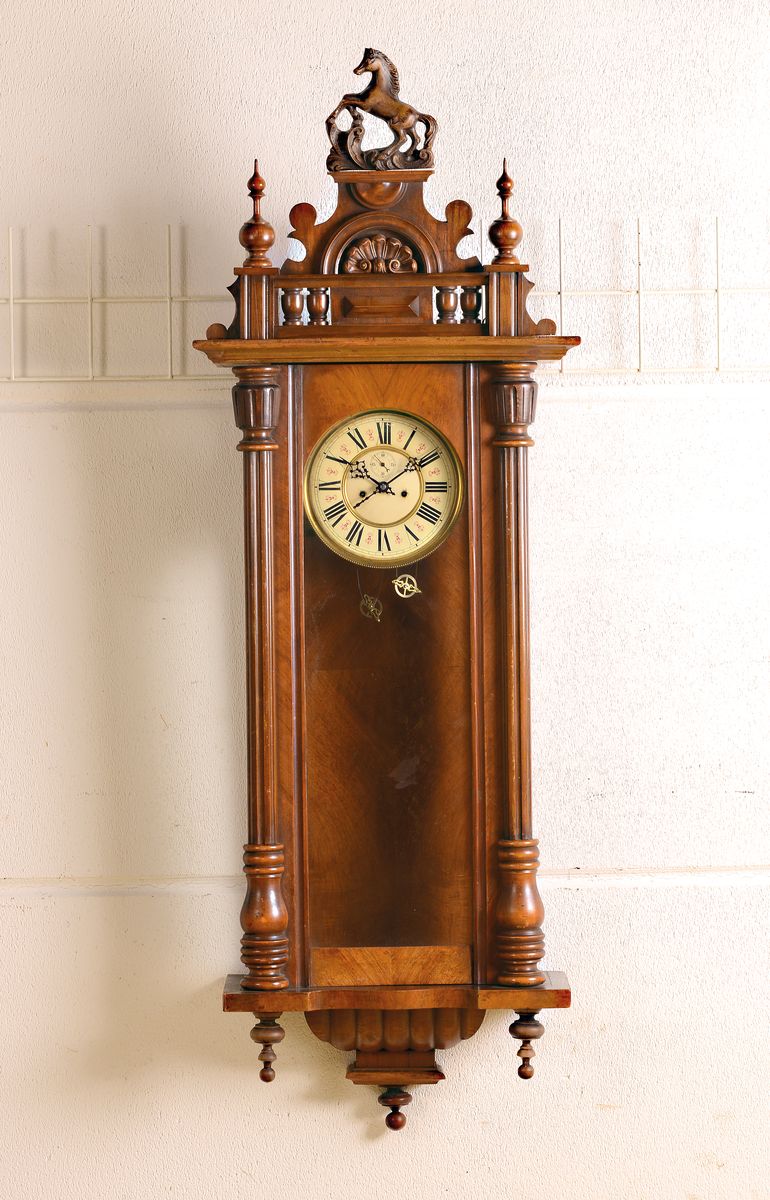 Große Wanduhr mit zwei Gewichten, Gründerzeit, Uhrenmanufaktur Kienzle um 1900, verziertes Holzgehäuse, Aufsatz sek., dreiseitig verglast, ...