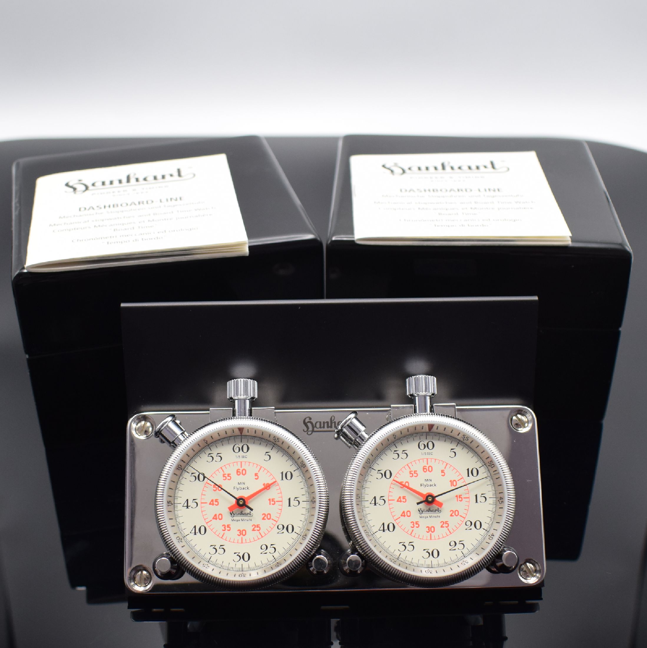HANHART Set bestehend aus 2 nahezu neuwertigen Dashboard-Line Flyback-Stoppuhren mit Hanhart Uhrenplatte und passendem Halter für Porsche 911 G, ...