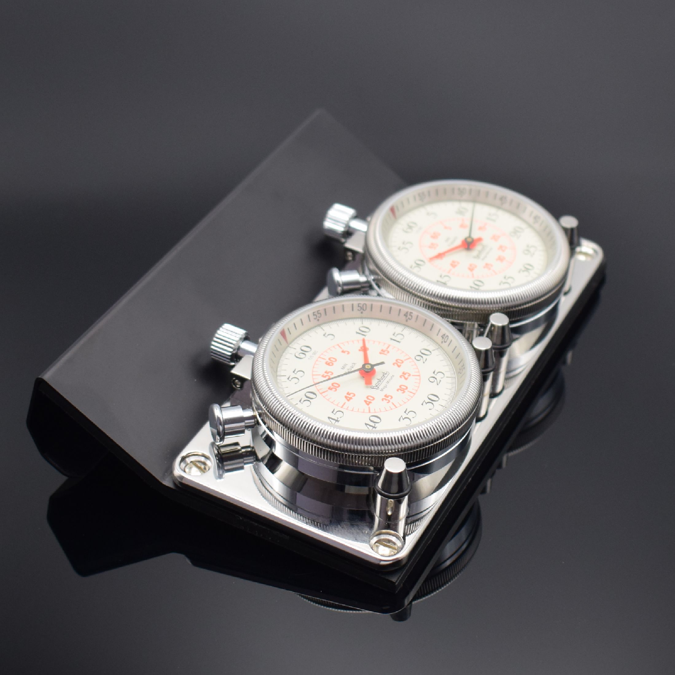 Detail b: HANHART Set bestehend aus 2 nahezu neuwertigen Dashboard-Line Flyback-Stoppuhren mit Hanhart Uhrenplatte und passendem Halter für Porsche 911 G, ...