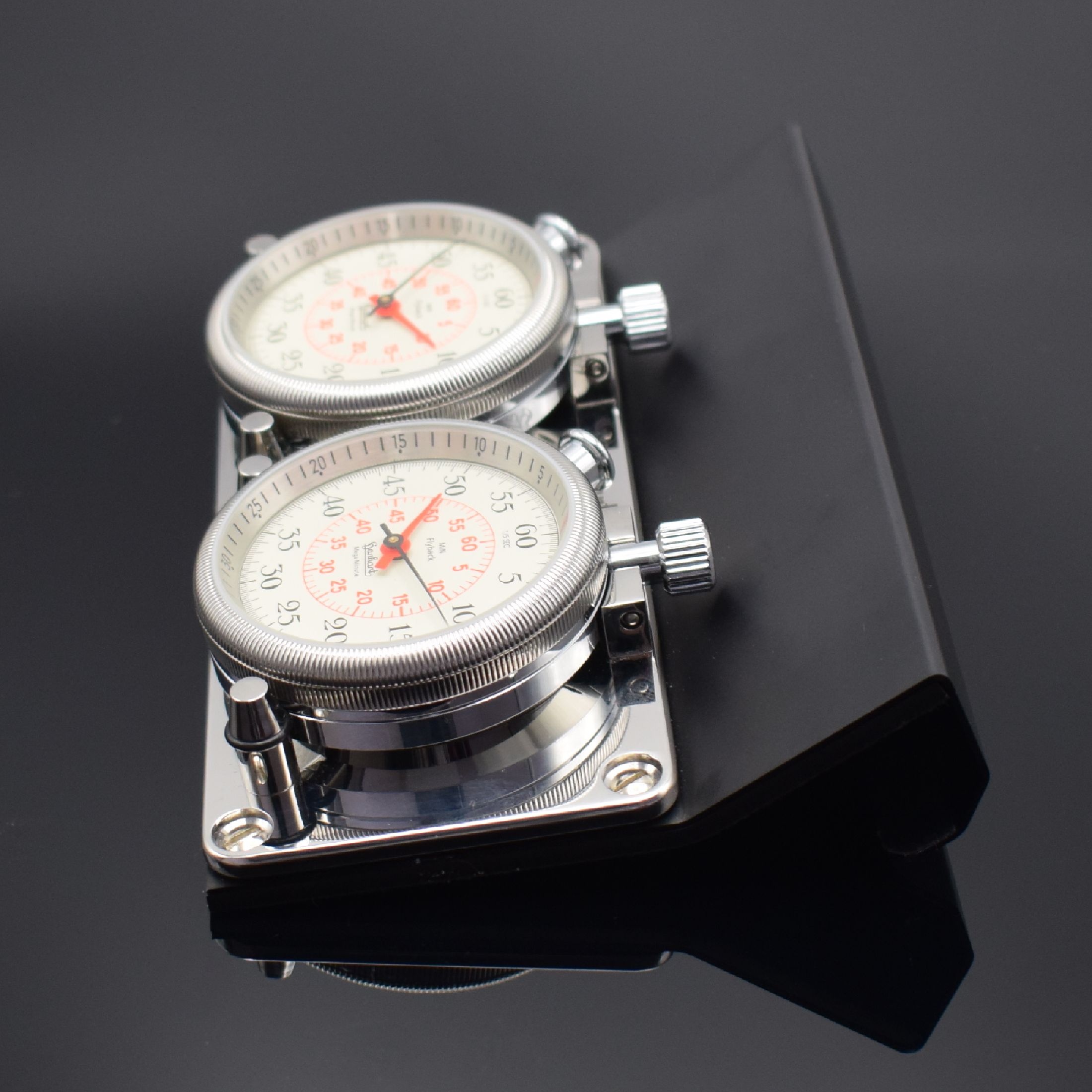 Detail d: HANHART Set bestehend aus 2 nahezu neuwertigen Dashboard-Line Flyback-Stoppuhren mit Hanhart Uhrenplatte und passendem Halter für Porsche 911 G, ...