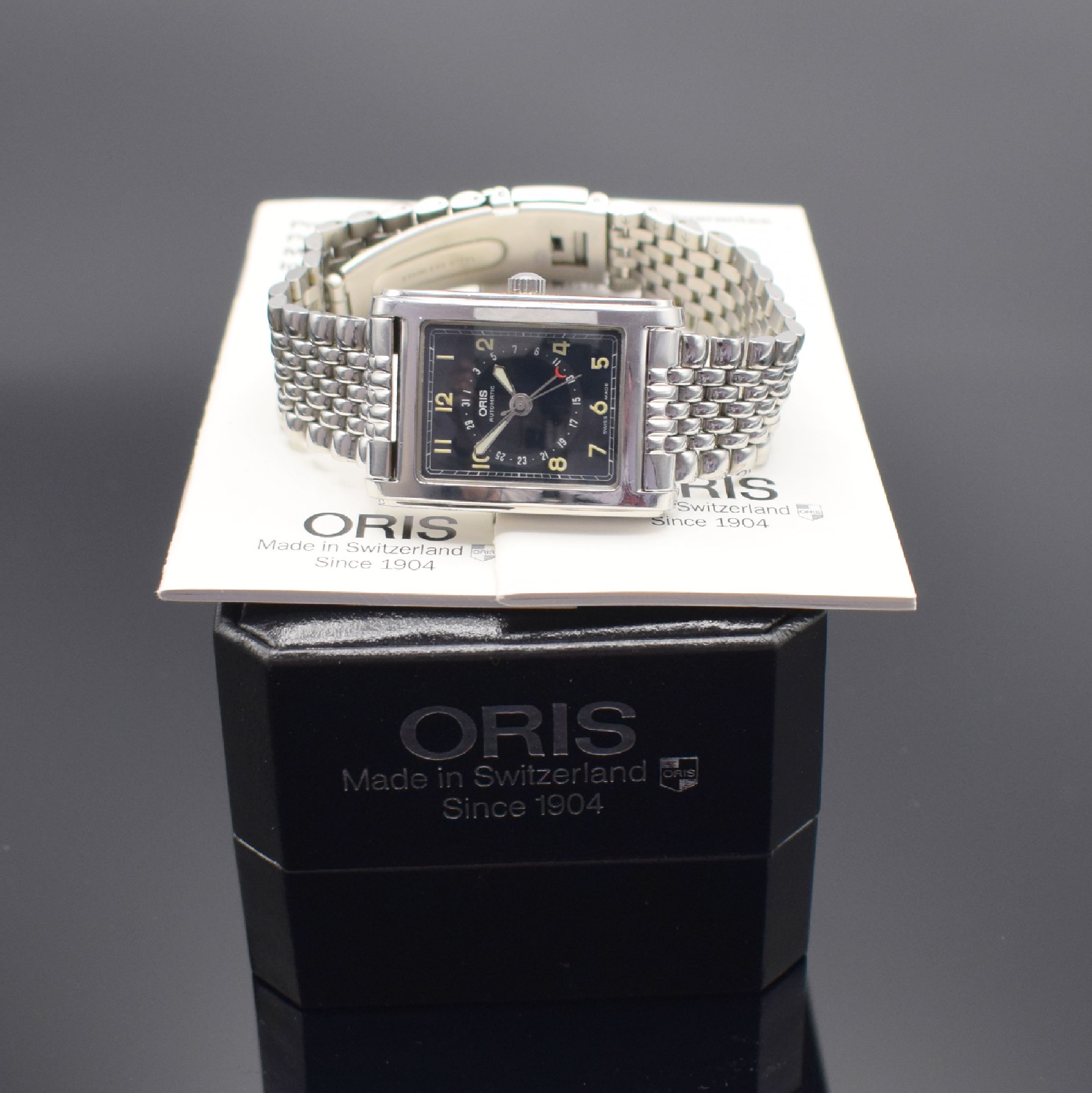 Detail e: ORIS rechteckige Herrenarmbanduhr min Edelstahl Referenz B7460, Schweiz um 1995, Boden 4-fach verschr., schwarzes Zifferbl. m. arab. Zahlen, ...