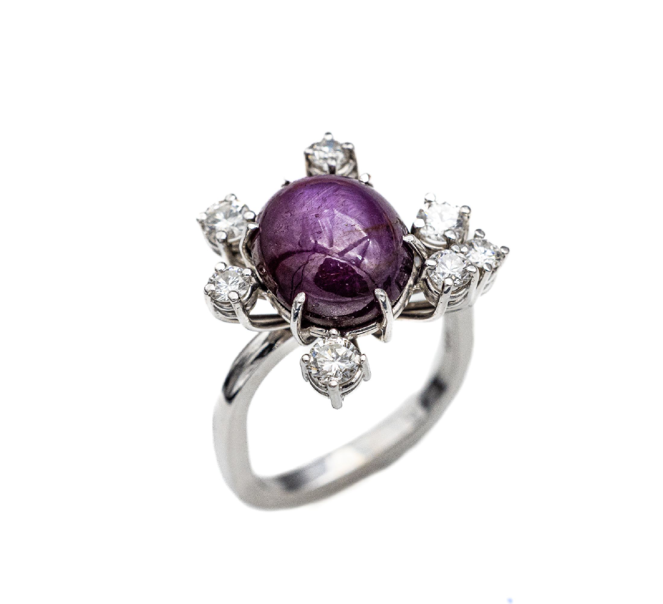 18 kt Gold Rubin-Brillant-Ring, WG 750/000,mittig Sternrubin-Cabochon ca. 5.50 ct, 7 Brillanten zus. ca. 0.50 ct feines Weiß/vs-si,RW 51, ca. 7.3 g