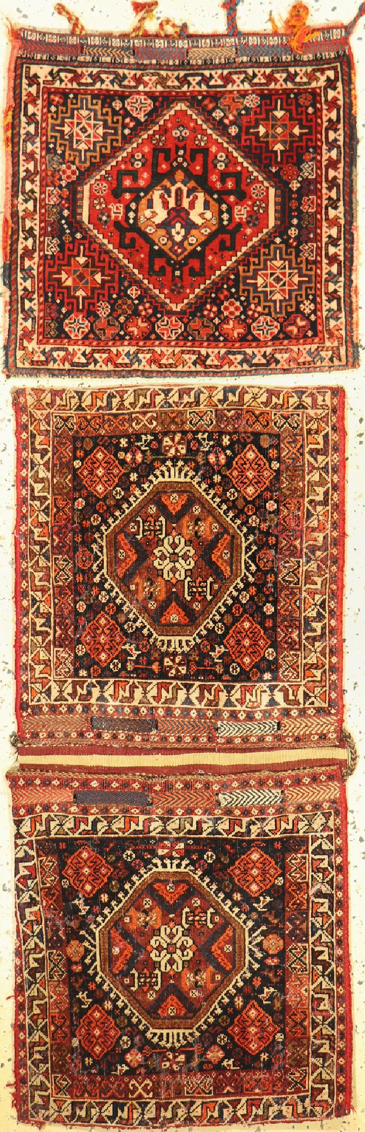 Paar Ghaschgai Taschen, Persien, um 1900, Wolle auf Wolle, ca. 117 x 53 cm, Mottenfraß, EHZ: 4