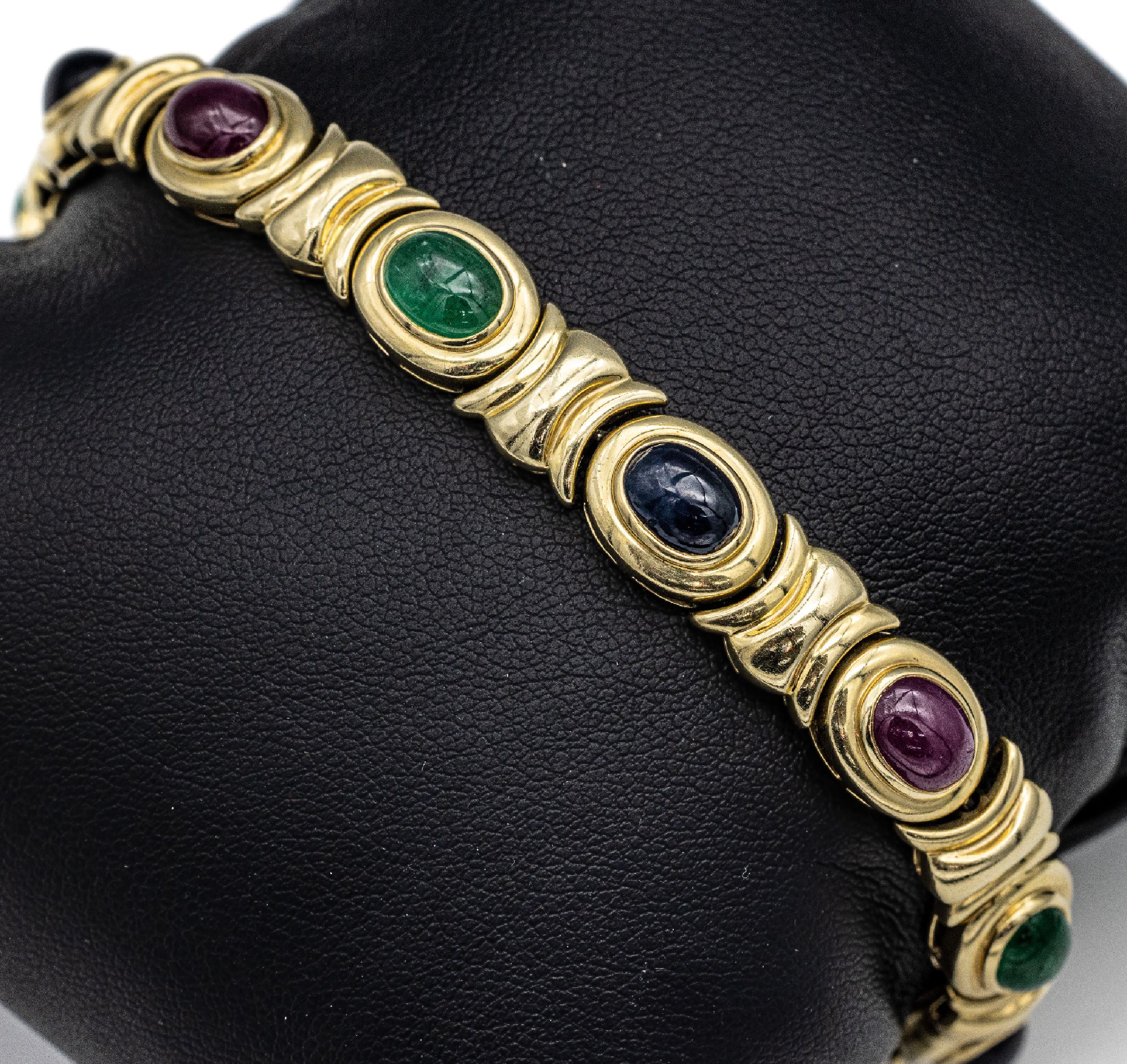 14 kt Gold Farbstein-Armband, GG 585/000, 3 Rubin-Cabochons zus. ca. 5.40 ct, 4 Saphir-Cabochons zus. ca. 7.20 ct, 3 Smaragd-Cabochons zus. ca. 4.50 ...