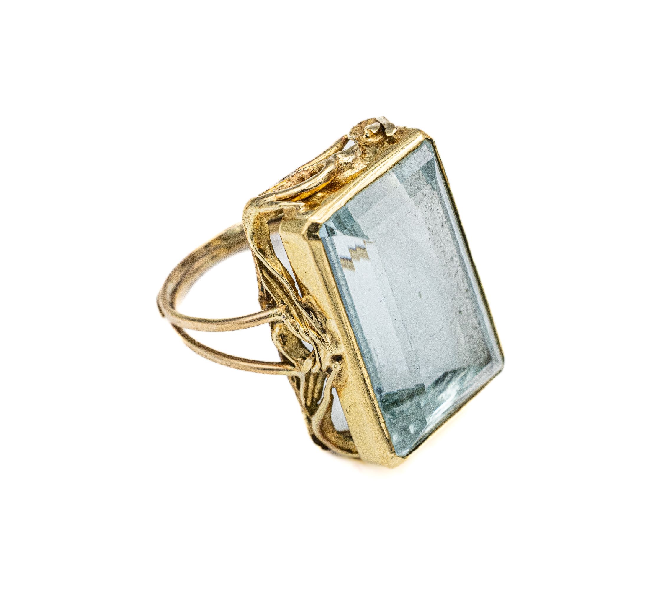 14 kt Gold Aquamarin-Ring, um 1950, GG 585/000 gepr. rechteckig facett. Aquamarin ca.24.80 ct, Unterkaderung mit Gräsern, Ringschultern 2-reihig, ...