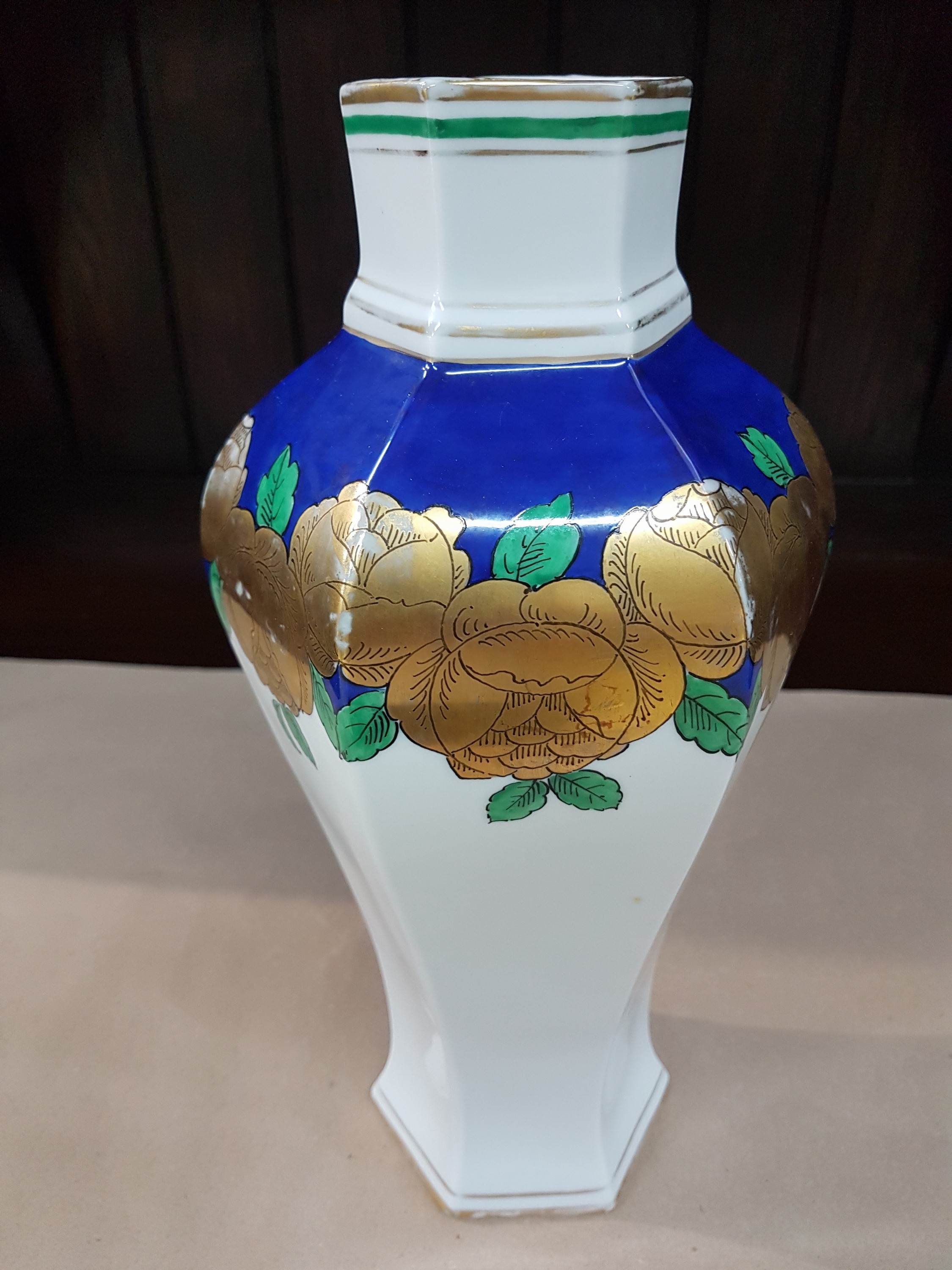 Detail b: Vase, Heubach, um 1900, Porzellan, umlaufender Blütenrankendekor, Gold, Blau und Grün bemalt, leicht berieben, H. ca. 30cm