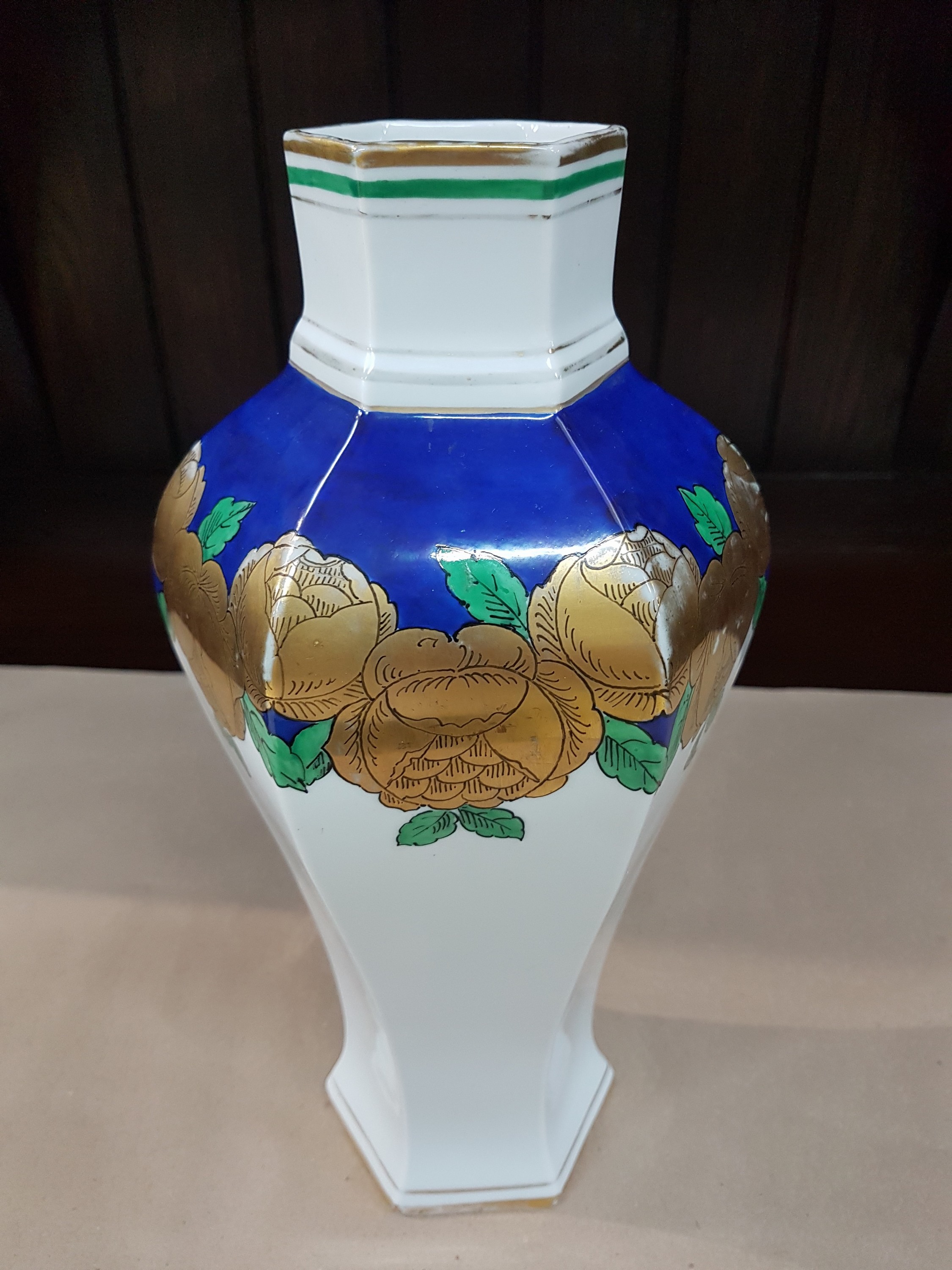 Detail c: Vase, Heubach, um 1900, Porzellan, umlaufender Blütenrankendekor, Gold, Blau und Grün bemalt, leicht berieben, H. ca. 30cm
