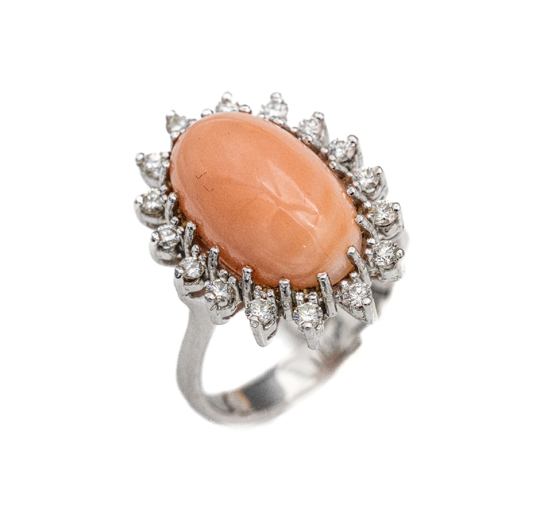 14 kt Gold Korallen-Brillant-Ring, WG 585/000, Korallencabochon, 16 Brillanten zus. ca. 0.40 ct Weiß/si, total ca. 5.7 g, RW 54, Versand nur ...