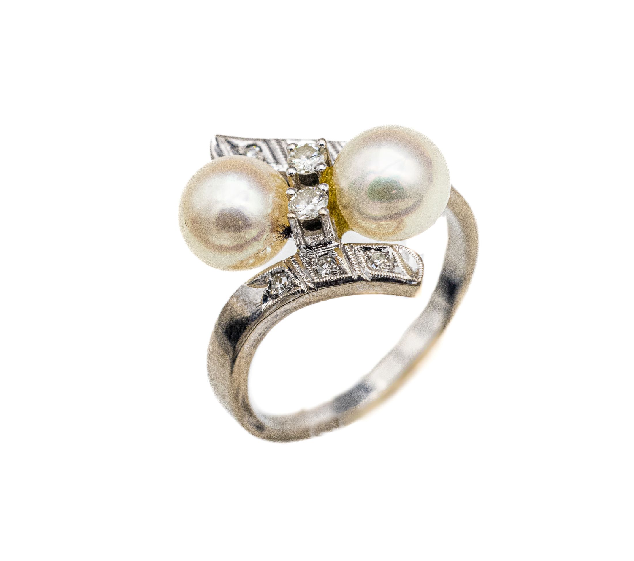 14 kt Gold Perl-Diamant-Ring, WG 585/000, 2 cremefarb. Zuchtperlen D ca. 7.5 mm, 2 Brillanten und 6 8/8-Diamanten zus. ca. 0.18 ct feines ...