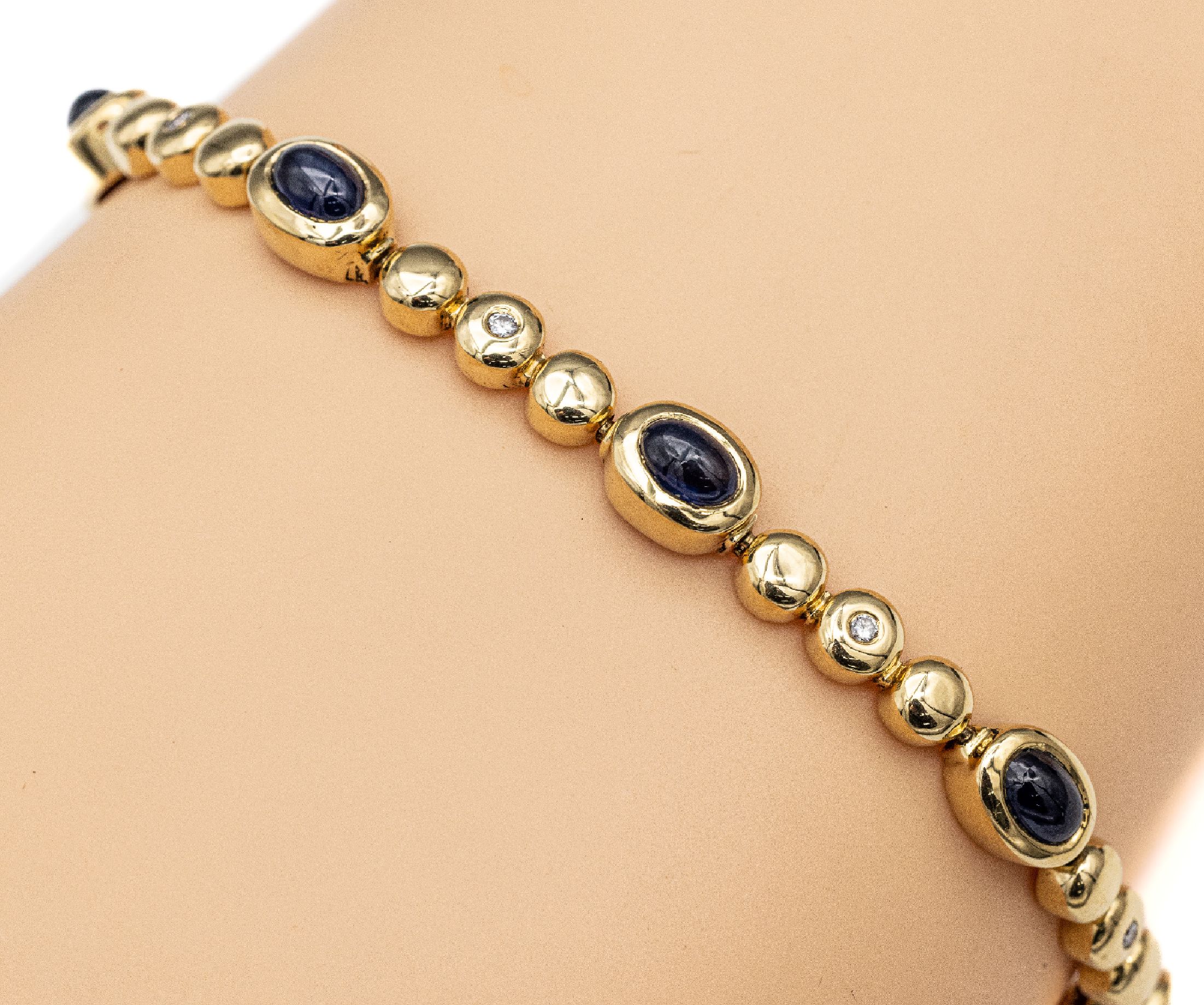 18 kt Gold Saphir-Brillant-Armband, GG 750/000, 8 Saphir-Cabochons zus. ca. 6.0 ct, 8 Brillanten zus. ca. 0.12 ct Weiß/si, total ca. 21.2 g, L. ca. ...