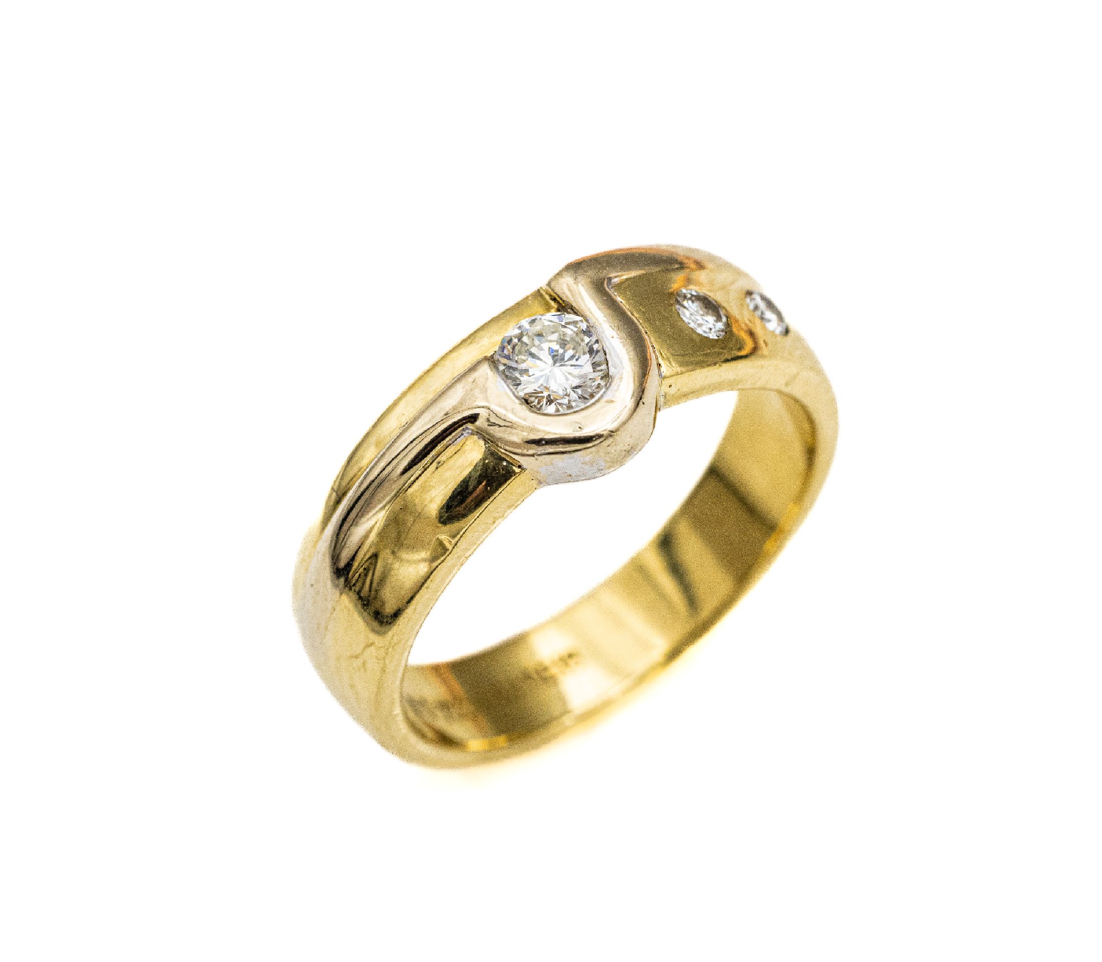 18 kt Gold Brillant-Ring, GG/WG 750/000, 1 Brillant ca. 0.20 ct feines Weiß/si, 2 Brillanten zus. ca. 0.07 ct Weiß/si, bez. Sadeis, total ca. 8.3 ...
