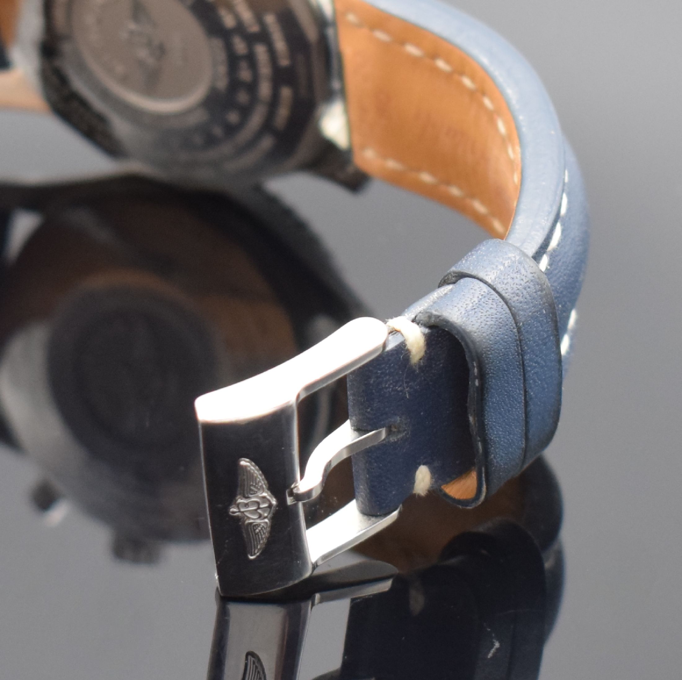 Detail b: BREITLING Armbandchronograph Navitimer World Referenz A24322, Automatik, Edelstahlgeh. inkl. orig. Lederband m. orig. Dornschl., Boden verschr., ...