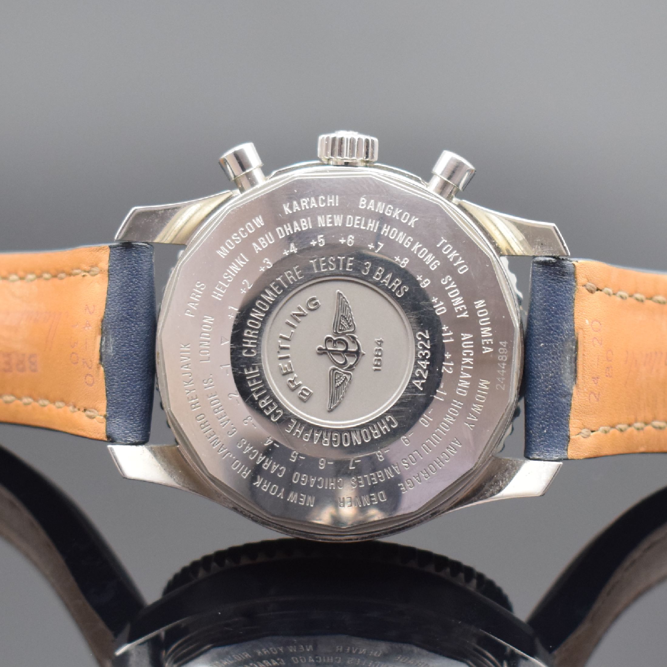 Detail d: BREITLING Armbandchronograph Navitimer World Referenz A24322, Automatik, Edelstahlgeh. inkl. orig. Lederband m. orig. Dornschl., Boden verschr., ...