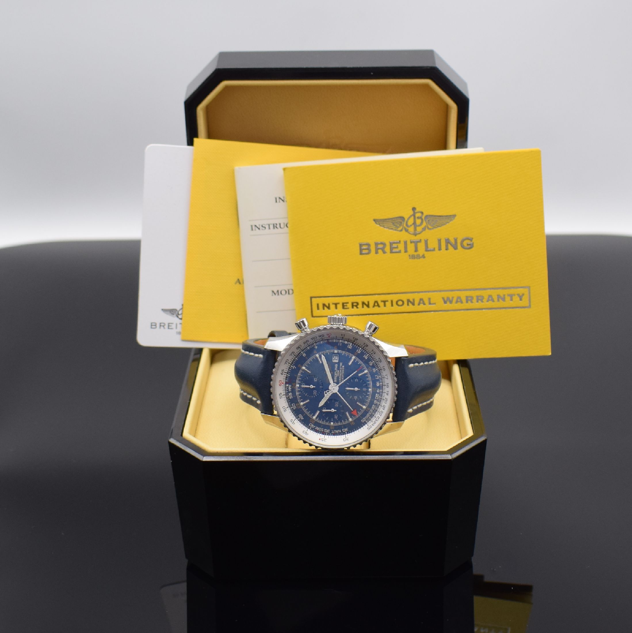 Detail e: BREITLING Armbandchronograph Navitimer World Referenz A24322, Automatik, Edelstahlgeh. inkl. orig. Lederband m. orig. Dornschl., Boden verschr., ...