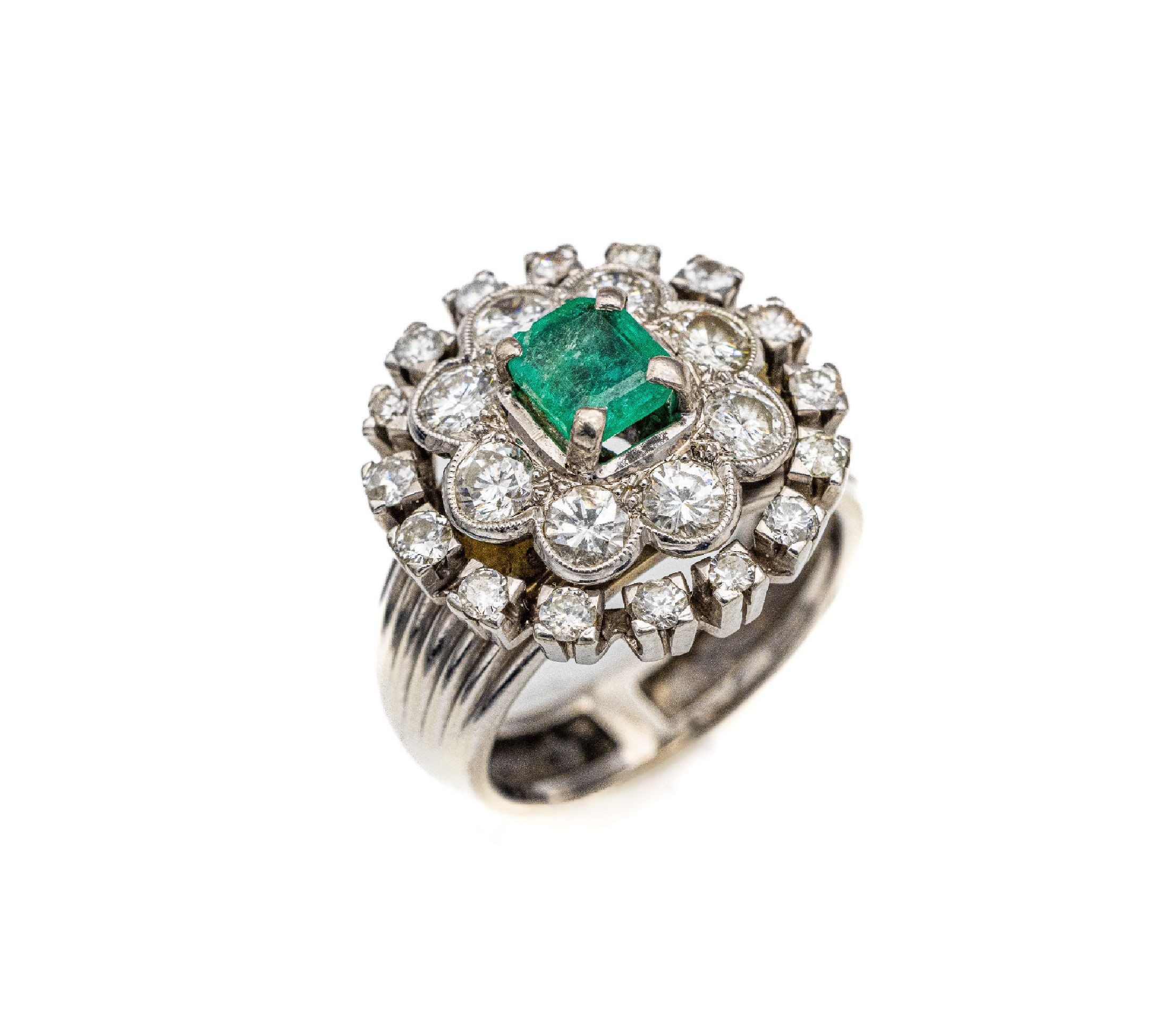 8 kt Gold Smaragd-Brillant-Ring, GG 333/000(gepr.), in mehreren Ebenen aufgebaut, mittig ein achteckigfacett. Smaragd ca. 0.90 ct, umgeben von 24 ...
