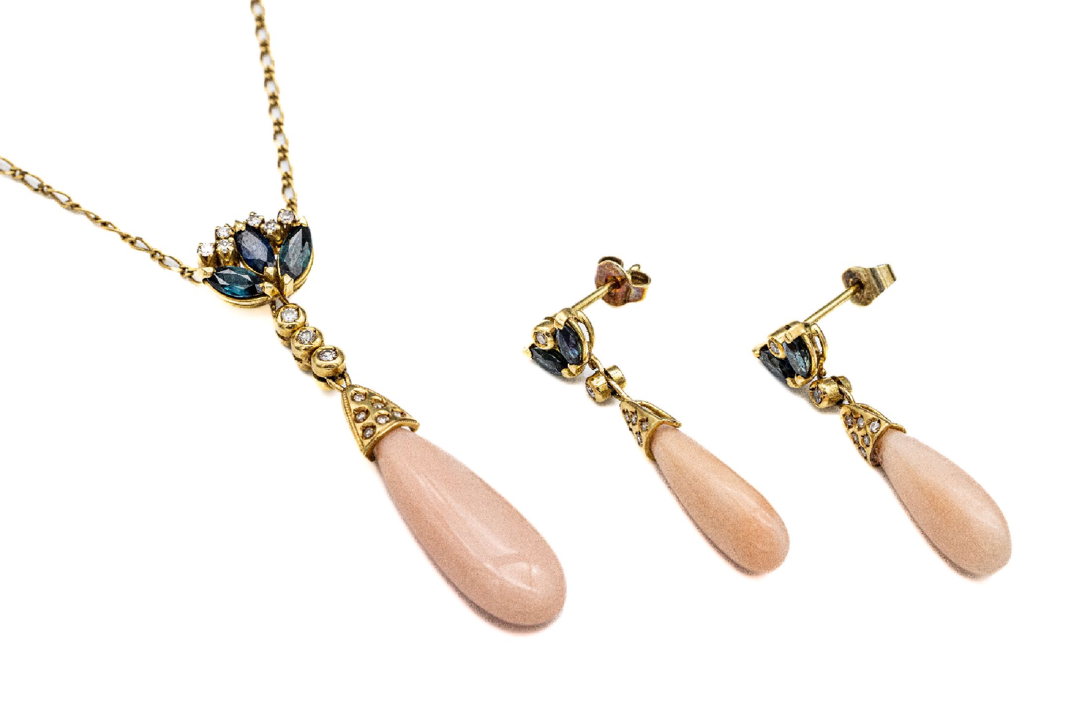 Korallen-Schmuckset, best. aus: Paar Ohrstecker GG 585/000, bes. mit jeweils 2Saphir-Navettes zus. ca. 0.40 ct, umgeben von jeweils 2 Brillanten und ...