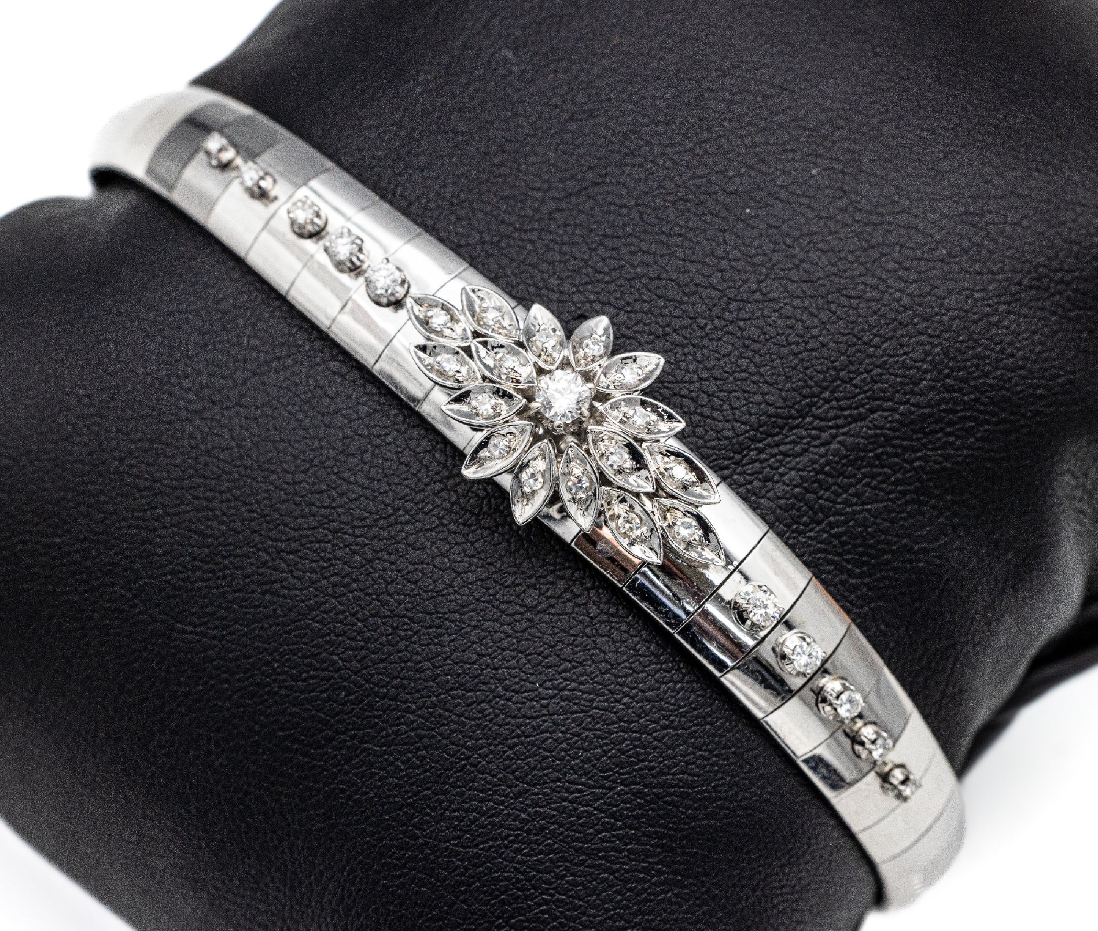 18 kt Gold Brillant-Armband, WG 750/000, 11 Brillanten und 16 8/8-Diamanten zus. ca. 0.46 ct Weiß/vs-si, total ca. 26.6 g,L. ca. 18 cm, ...