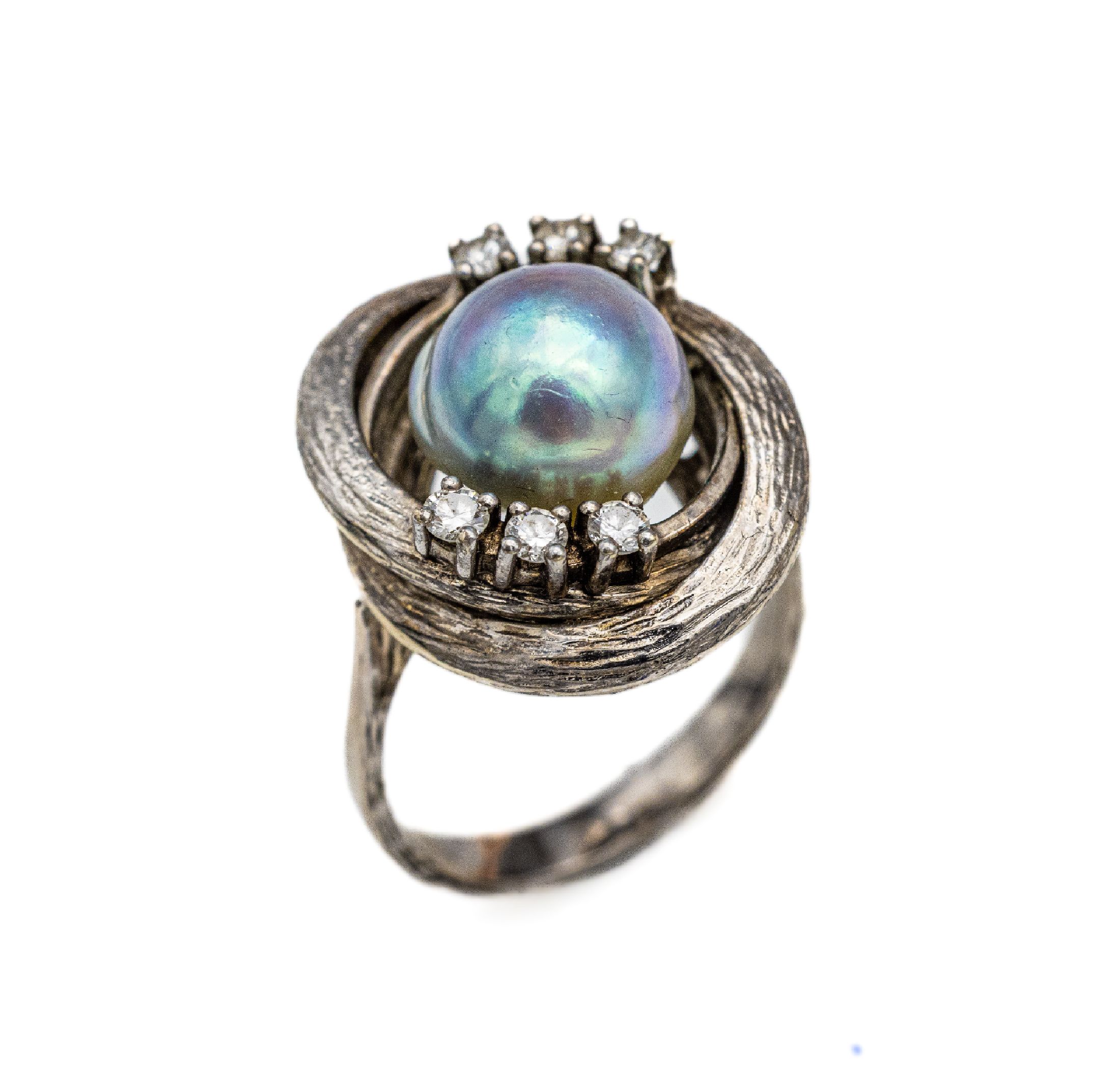 14 kt Gold Perl-Brillant-Ring, WG 585/000, barocke silbergraue Perle, 6 Brillanten zus. ca. 0.30 ct Weiß/si, Ringkopf mit Rindengravur, total ca. ...