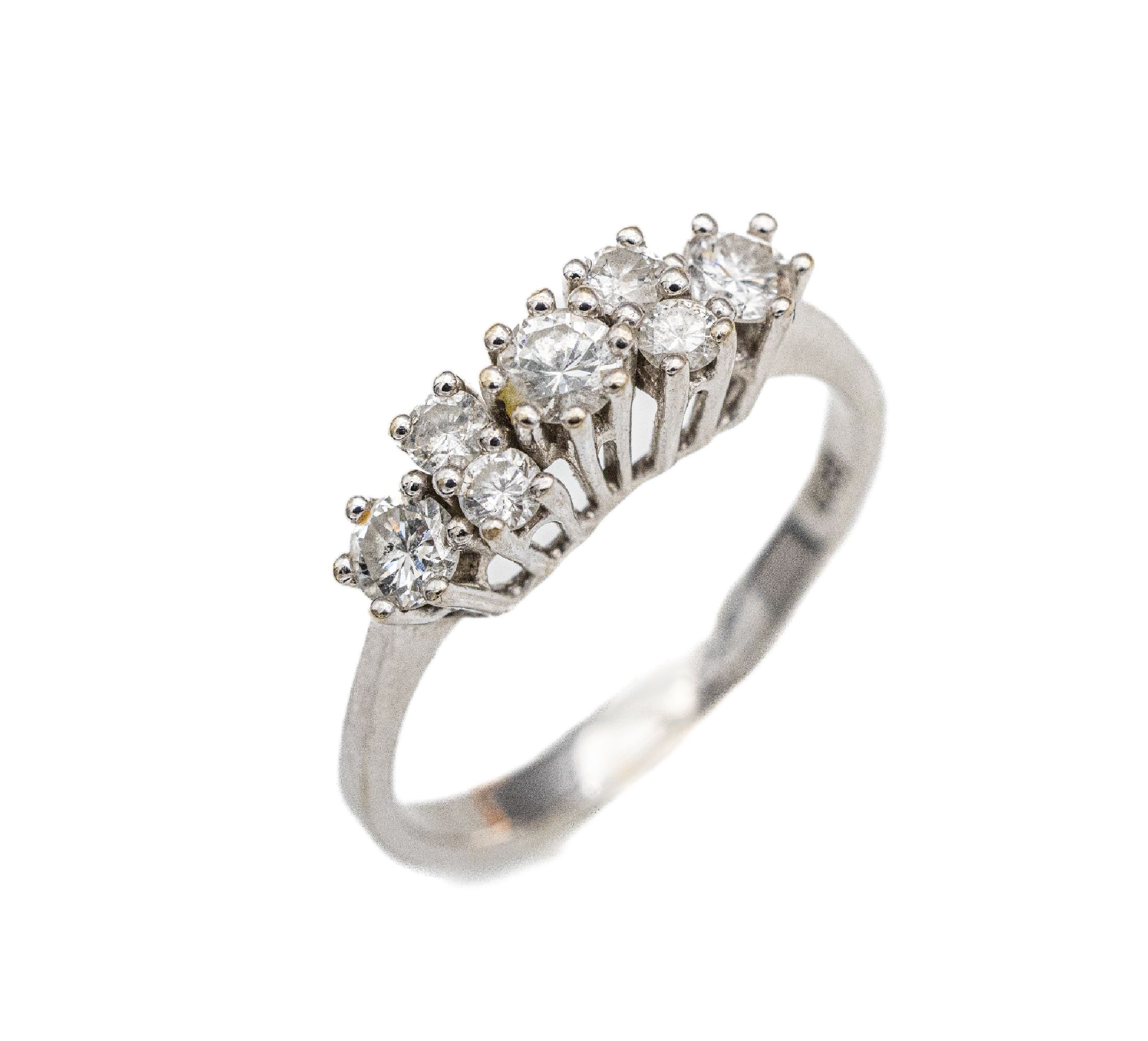 14 kt Gold Brillant-Ring, WG 585/000, 7 Brillanten zus. ca. 0.70 ct (grav.) Weiß/si-p 1, total ca. 2.8 g, RW 56