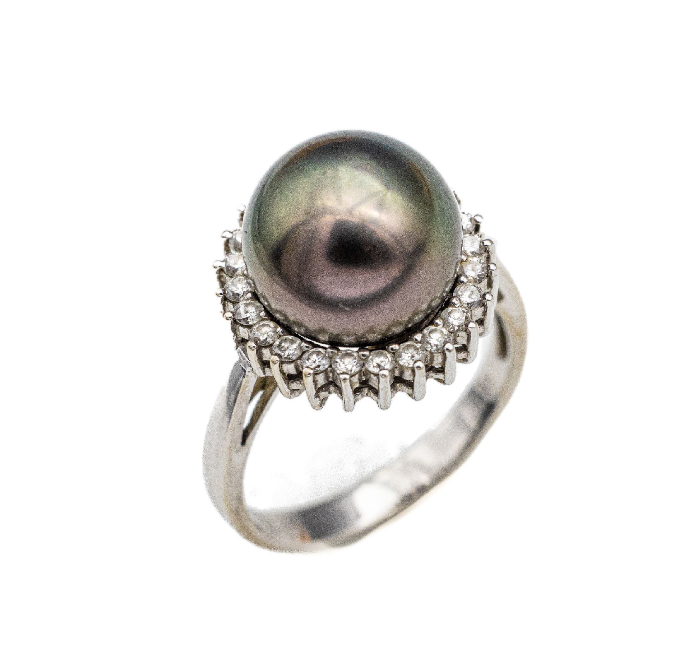 18 kt Gold Zuchtperl-Brillant-Ring, WG 750/000, graue Tahitizuchtperle D. ca. 12 mm, umgeben von Brillanten zus. ca. 0.46 ct (grav.) Weiß/p 1, RW ...