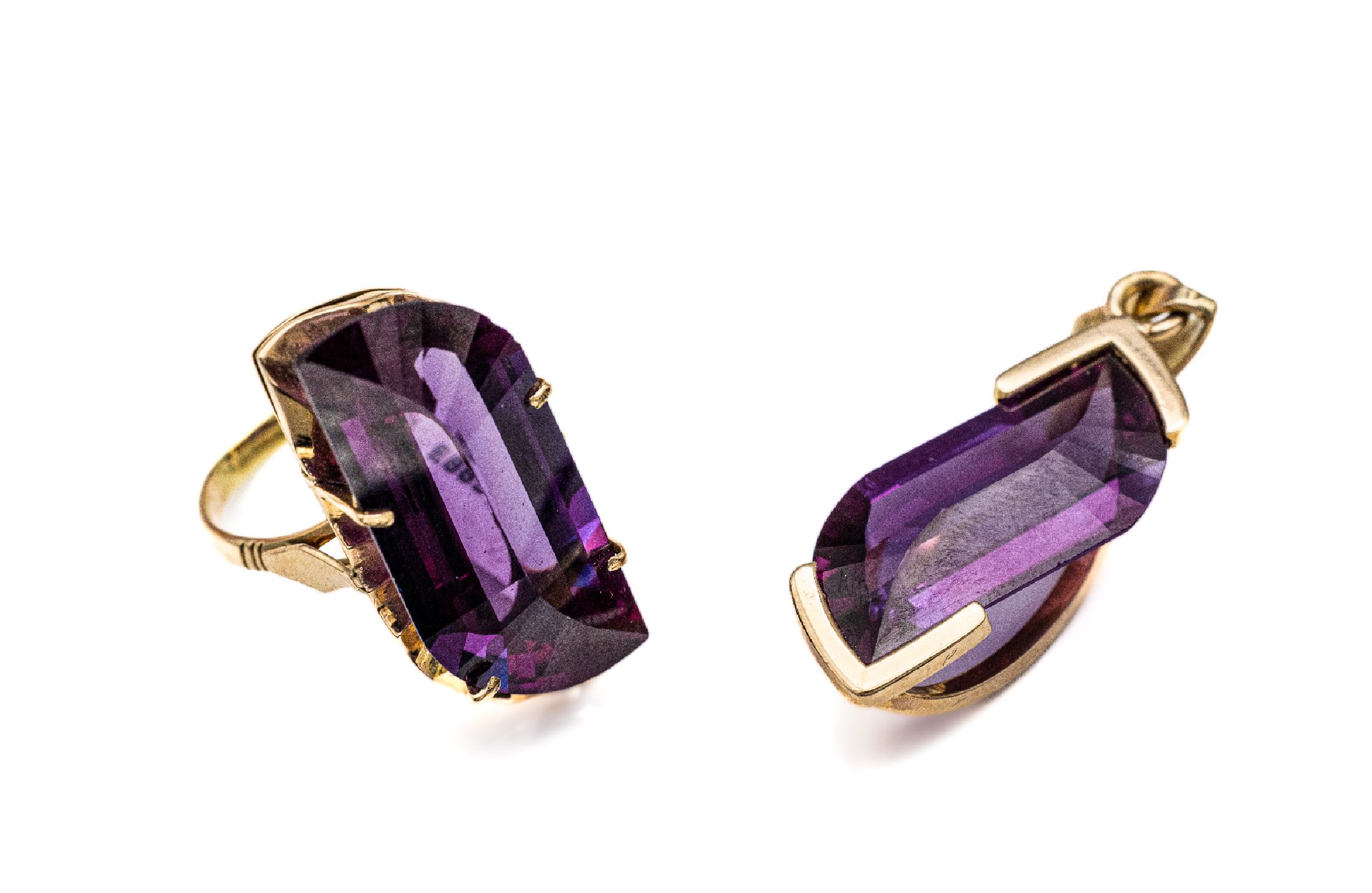 14 kt Gold-Schmuckset, GG 585/000, best. aus: Ring und Anhänger, Synthesen im Fantasieschliff, 1 x am Rand best., RW 58.5, L. ca. 4.5 cm, total ca. ...