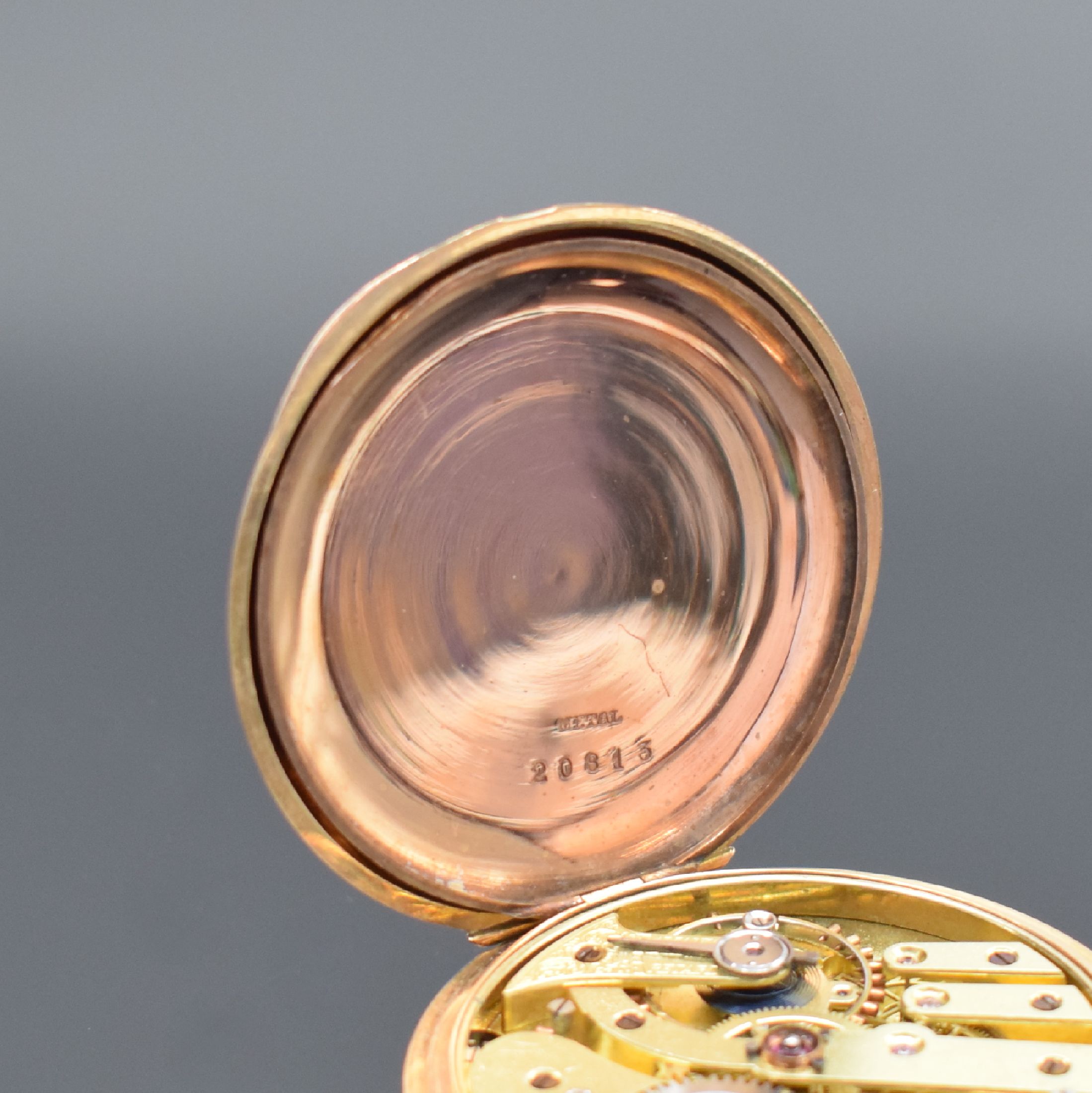 Detail e: Herren-Savonette in RoseG 585/000, Schweiz um 1900, 2-Deckel Goldgeh. l. dell., Sprungdeckel außen m. Schmuckmonogramm und Rückdeckel innen mit ...
